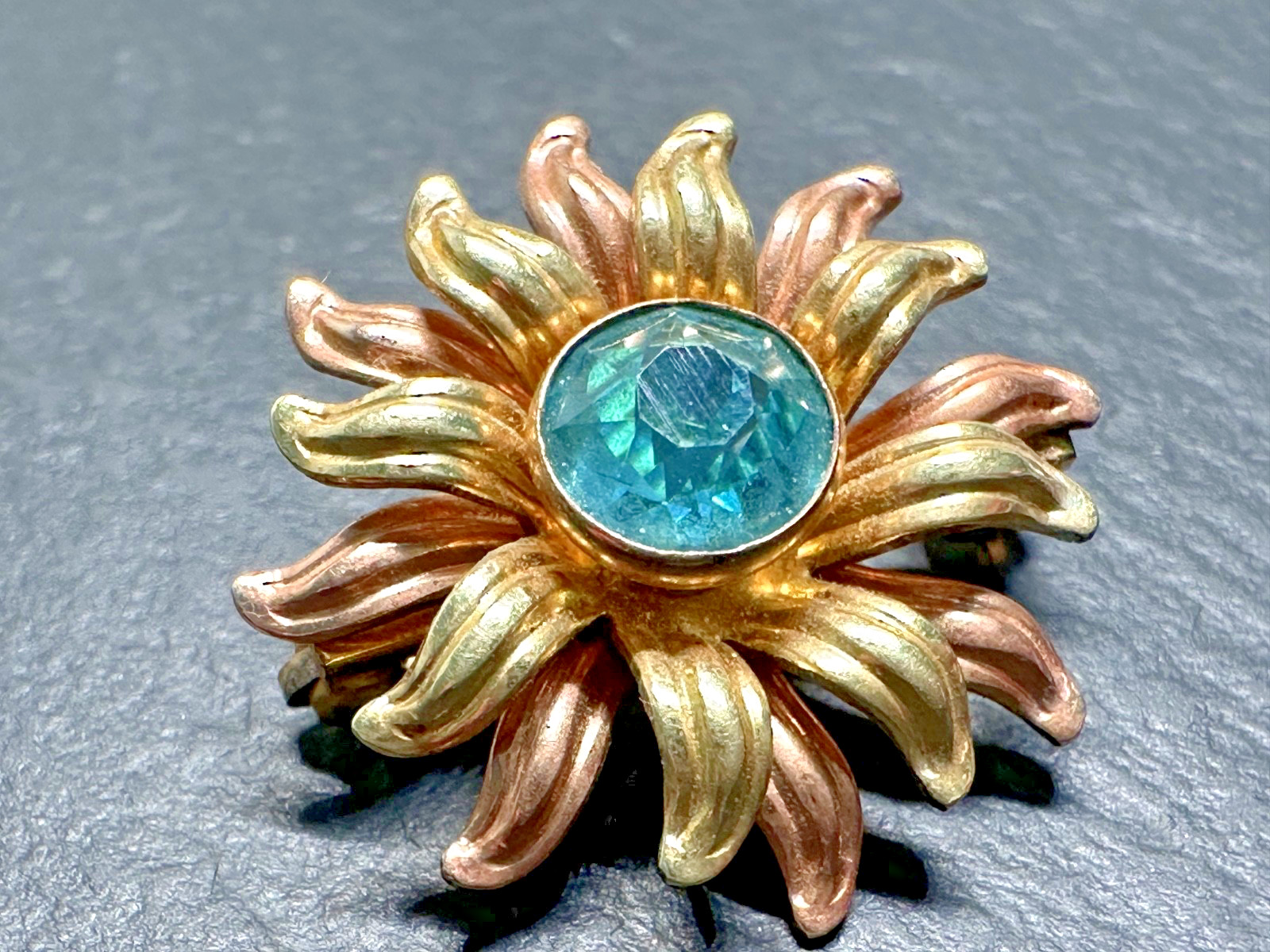 VINTAGE VAN DELL 1/20TH 12K GF GOLDEN FLOWER WITH BLUE CENTER 3/4″ BROOCH H598