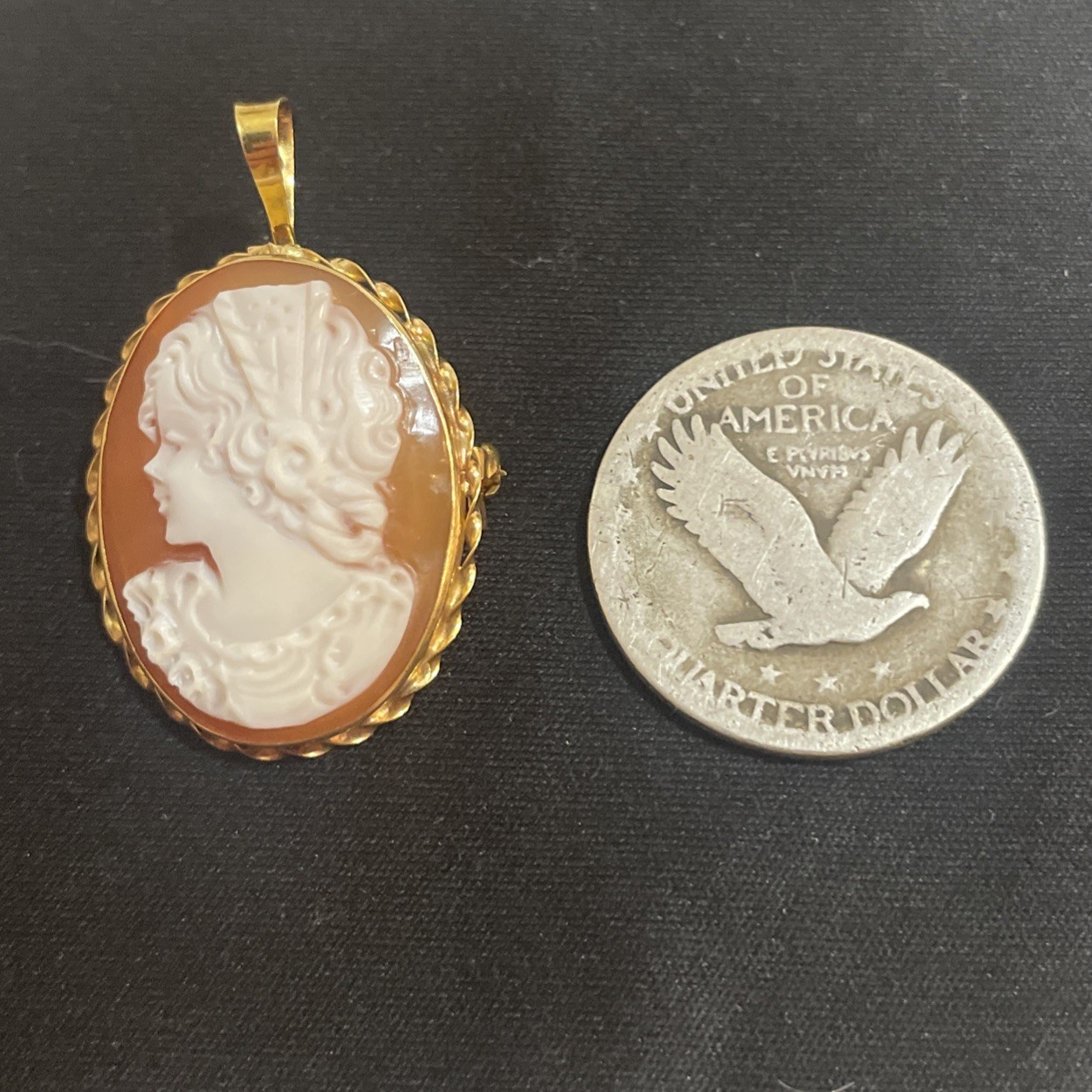 Vintage Estate 18K Solid Yellow Gold Carved Shell Cameo Pendant Italy Signed