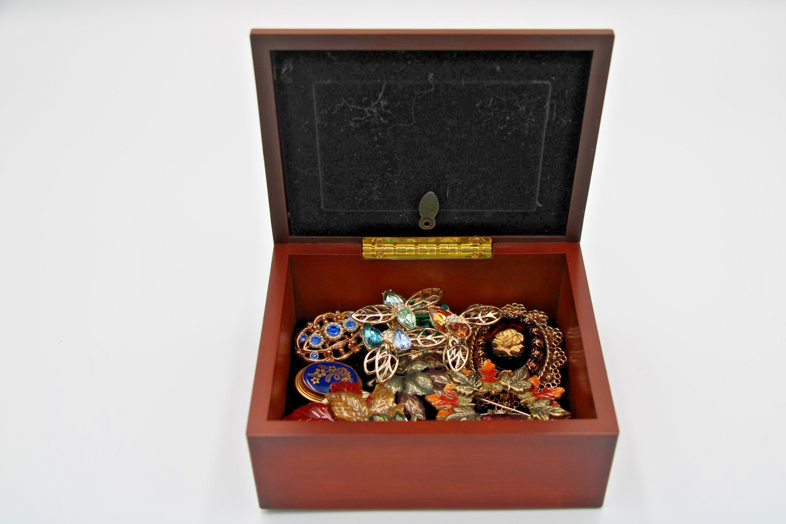 Small Wooden Jewelry box with 10 assorted vintage brooches