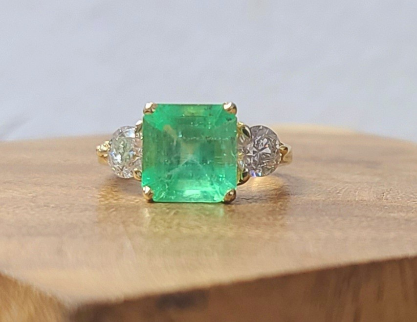 Vintage 14k Yellow Gold Engagement Ring 3.01CT. Natural Green Colombia Emerald