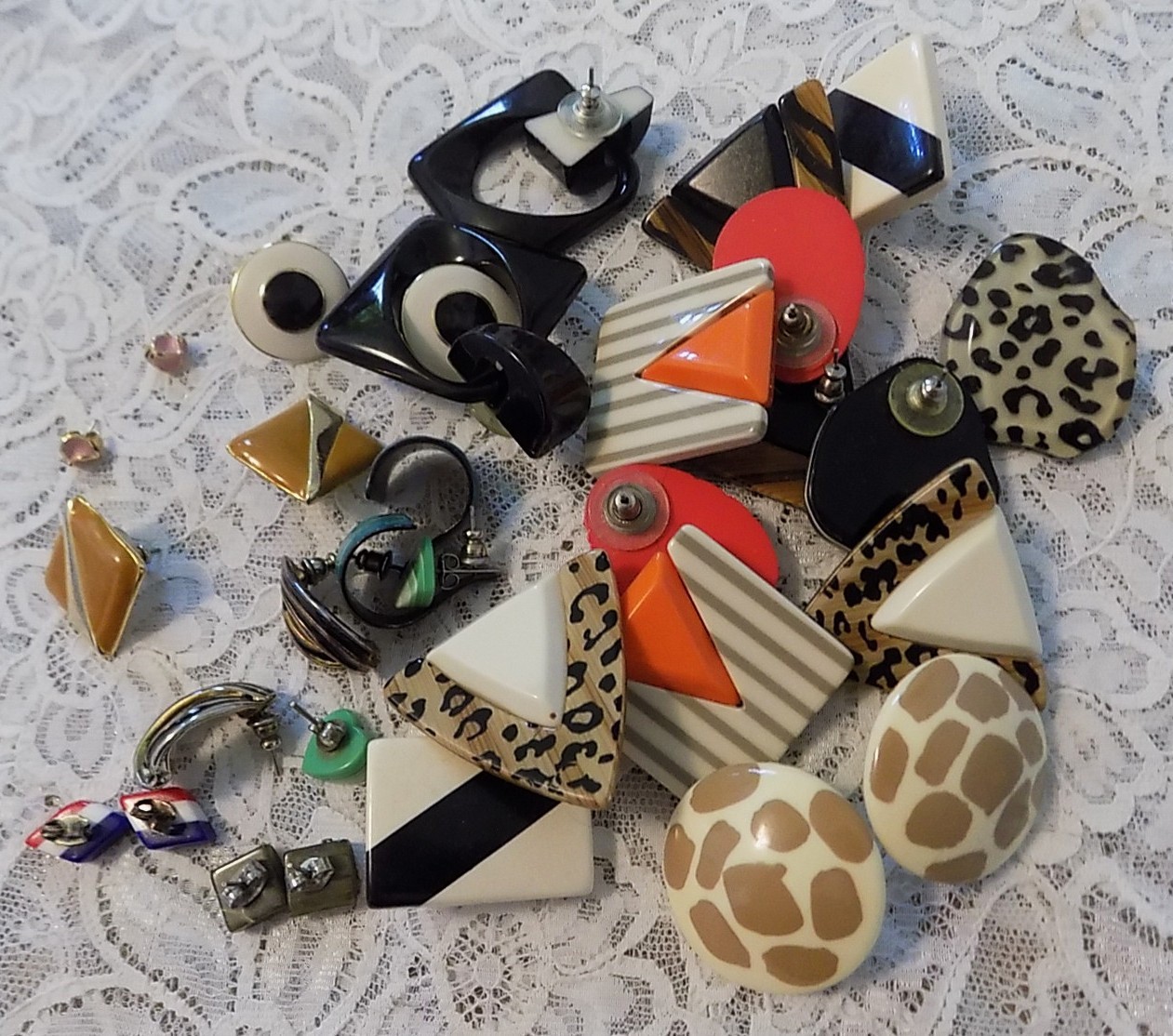 HUGE LOT OF VINTAGE ENAMEL, PLASTIC MOD PIERCED EARRINGS GREAT VARIETY