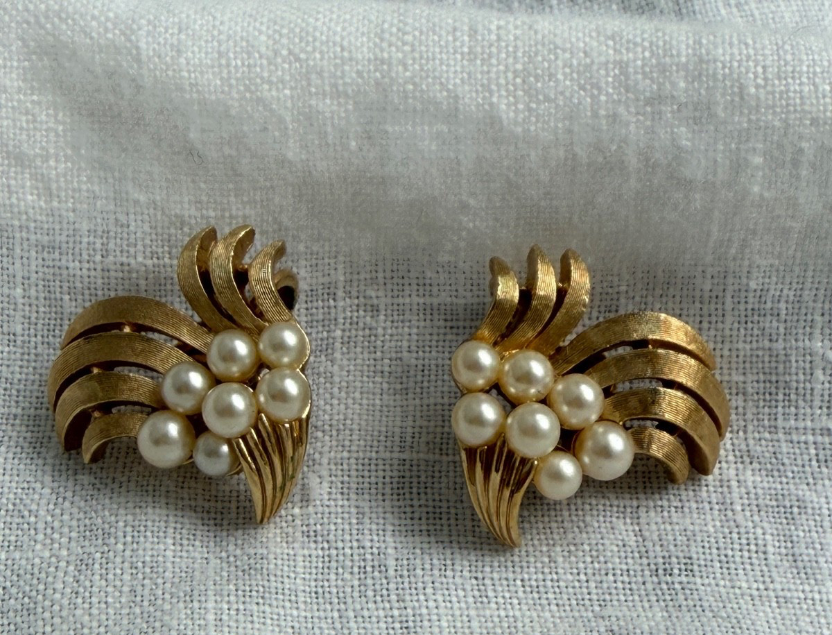 Vintage stunning Crown Trifari gold tone faux pearl spray clip on earrings