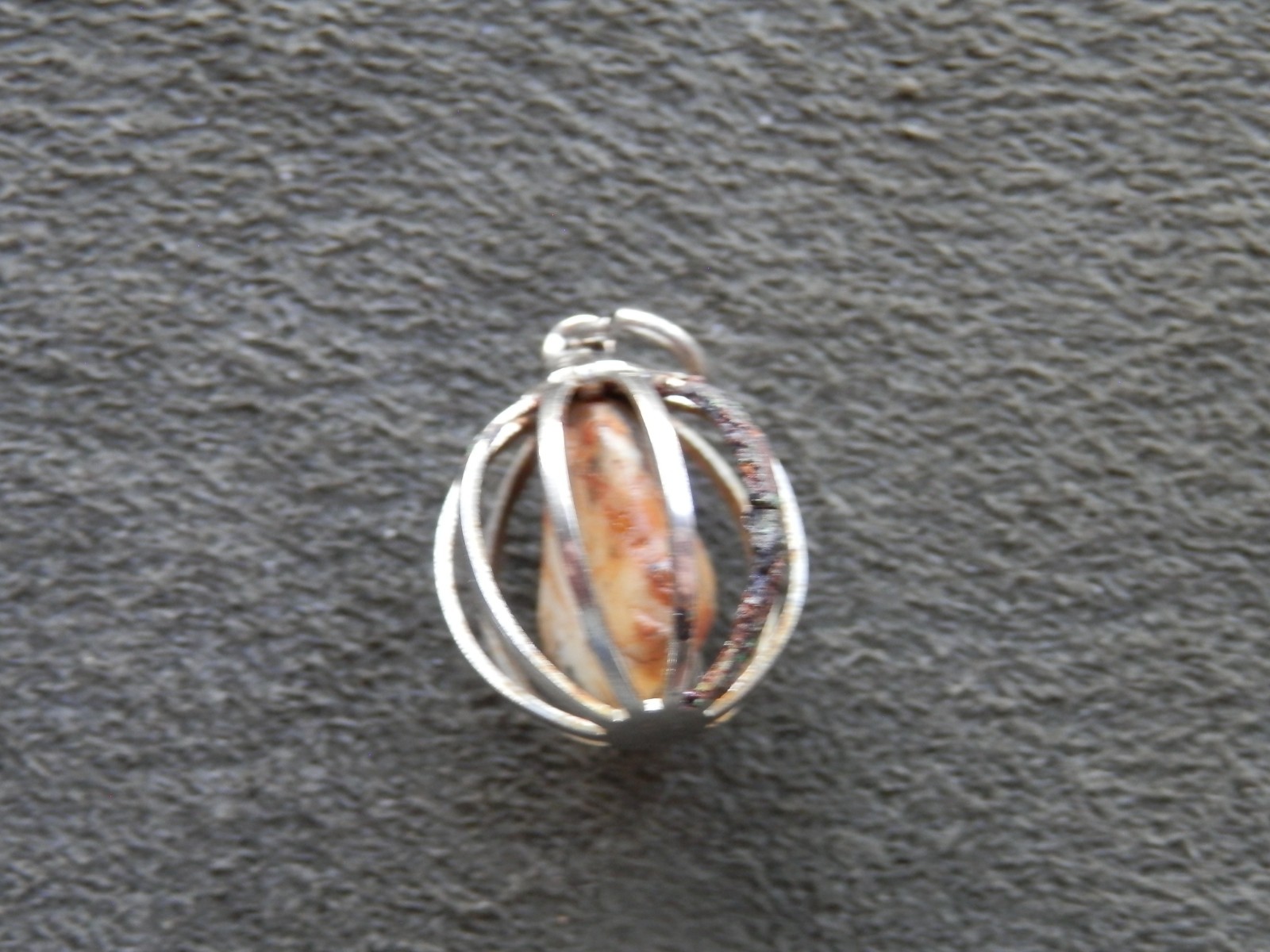 Granite with Iron Ore Veins in ‘Rusted’ Cage Vintage Silvertone Pendant 1.8g