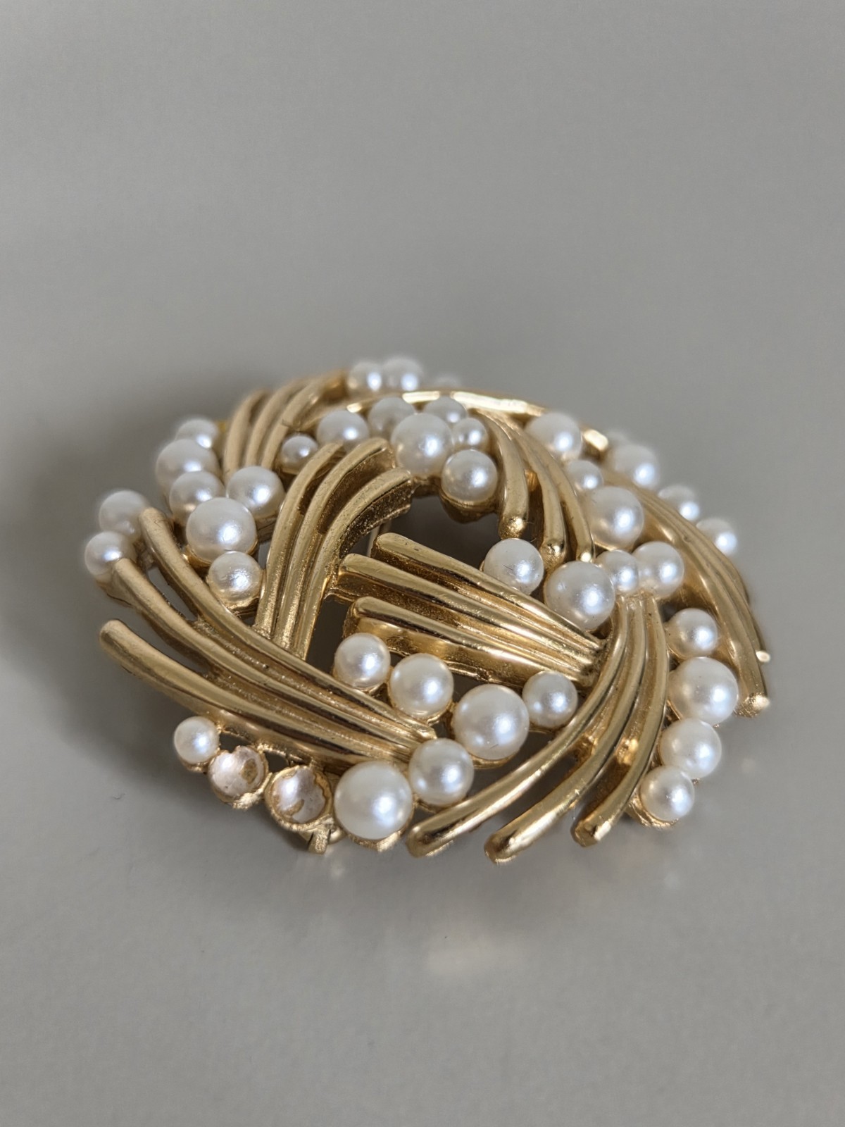 Vintage Crown Trifari Gold Tone Faux Pearl Woven Basket Weave Wreath Brooch READ