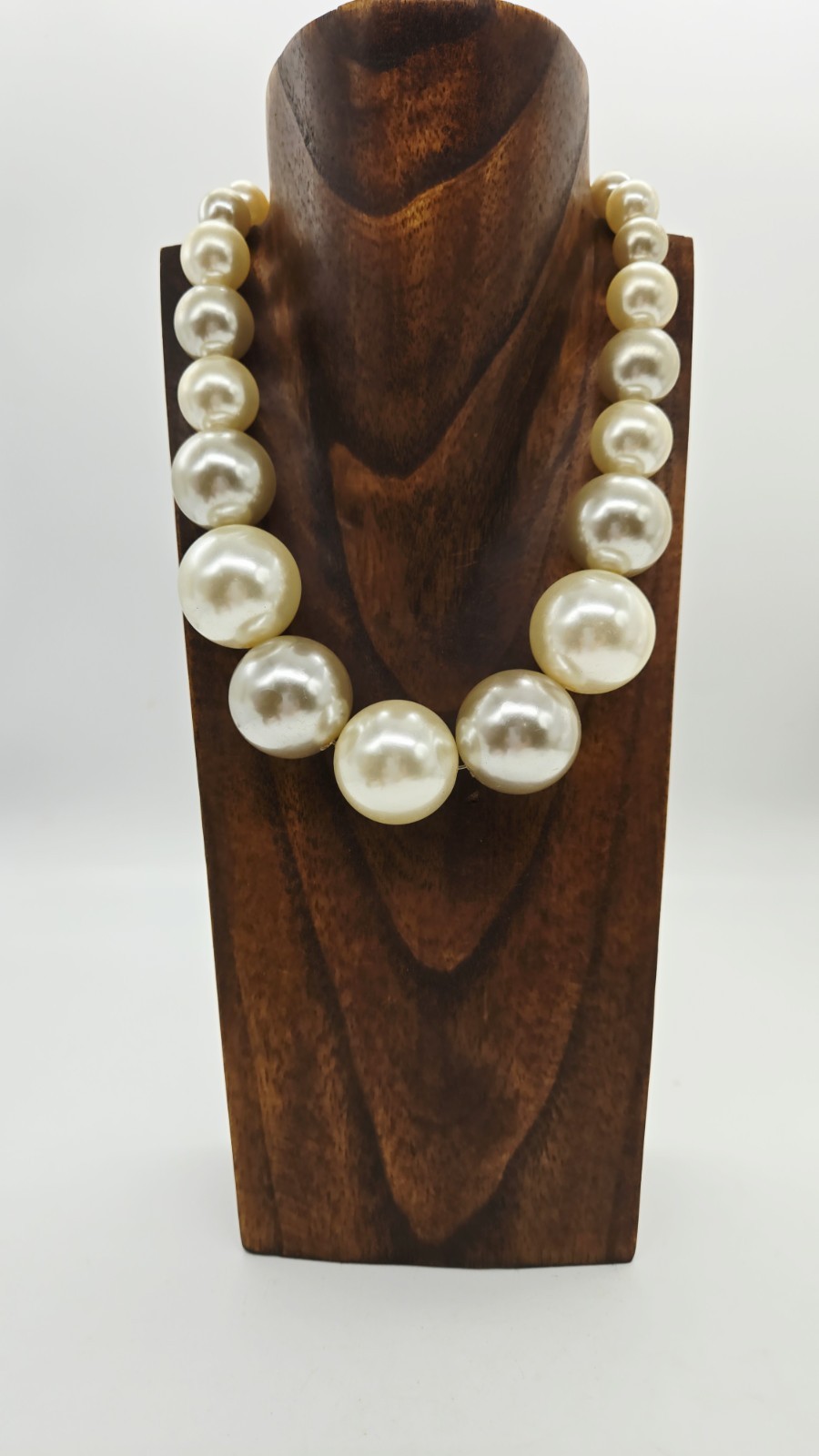 Faux Pearl Necklace White Chunky Graduated Wilma Flintstone Silver tone 21 in