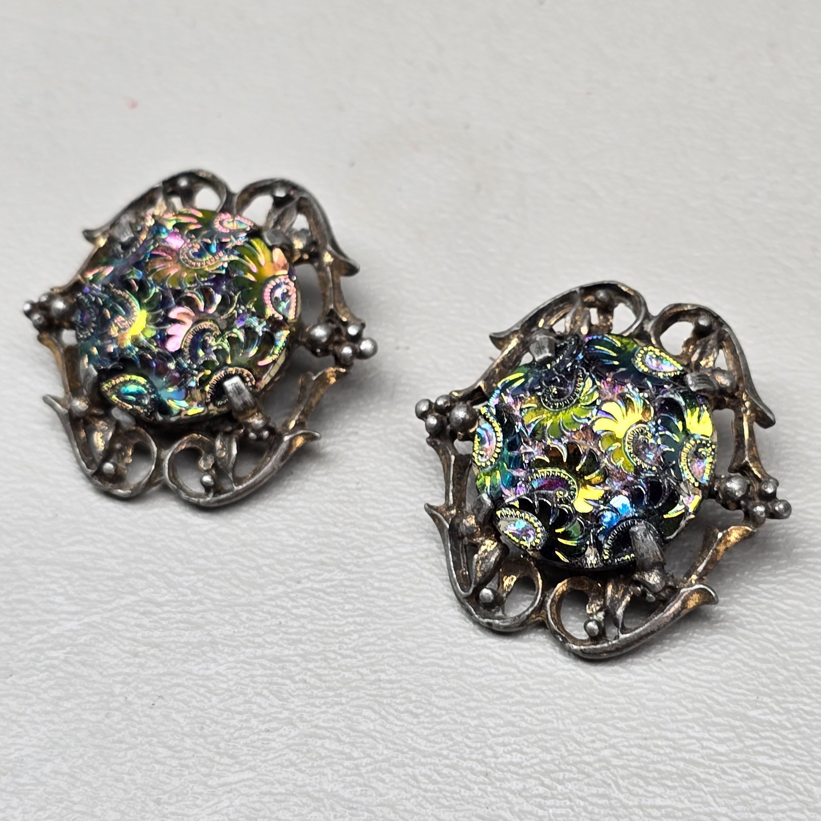 Vintage Pressed Iridescent Glass Bracelet and Clip On Earrings Silver Tone 7.25″