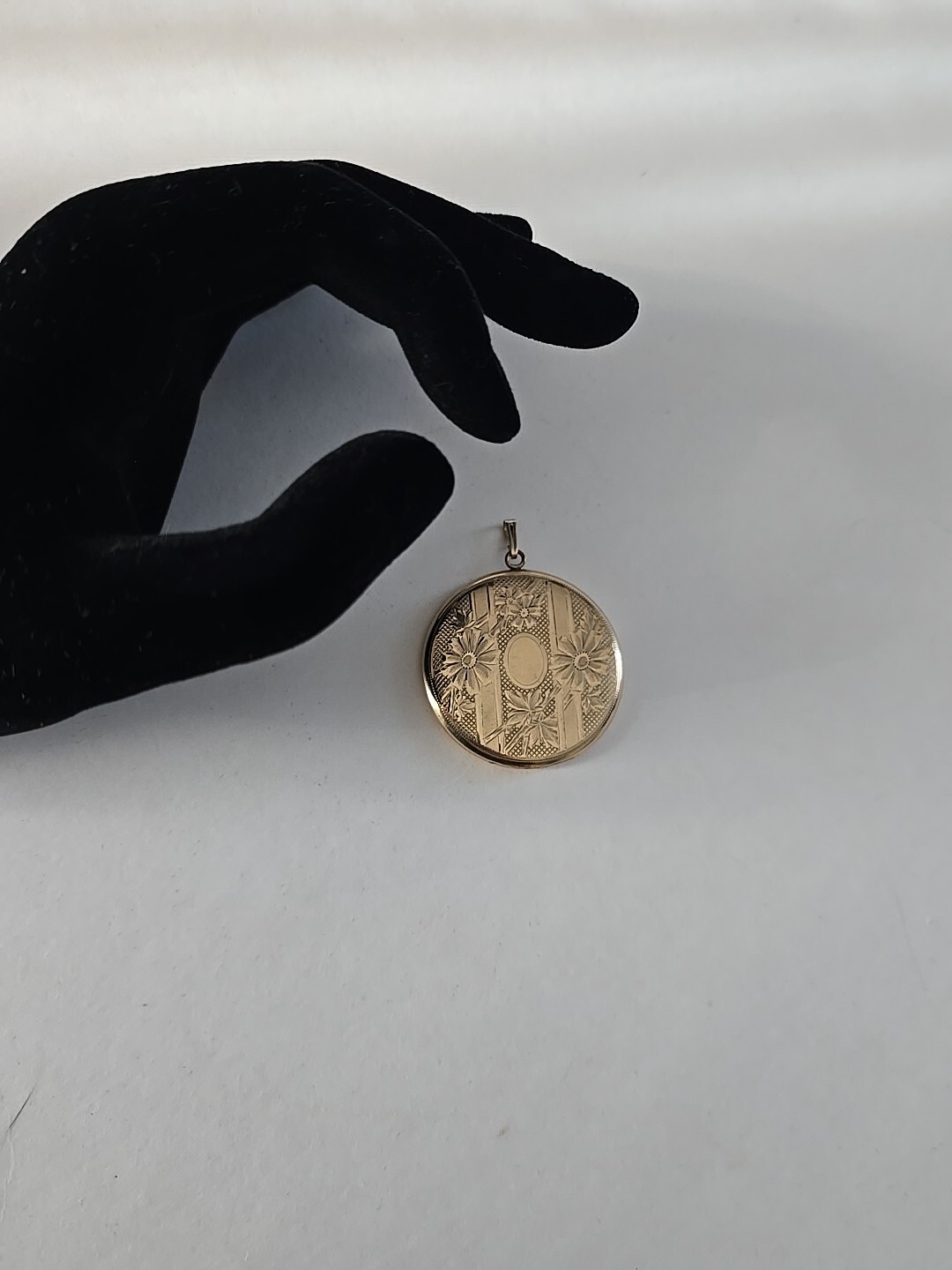 ELGIN AMERCIAN ANTIQUE LOCKET GOLD SHELL ETCHED FLOWERS 1.75″