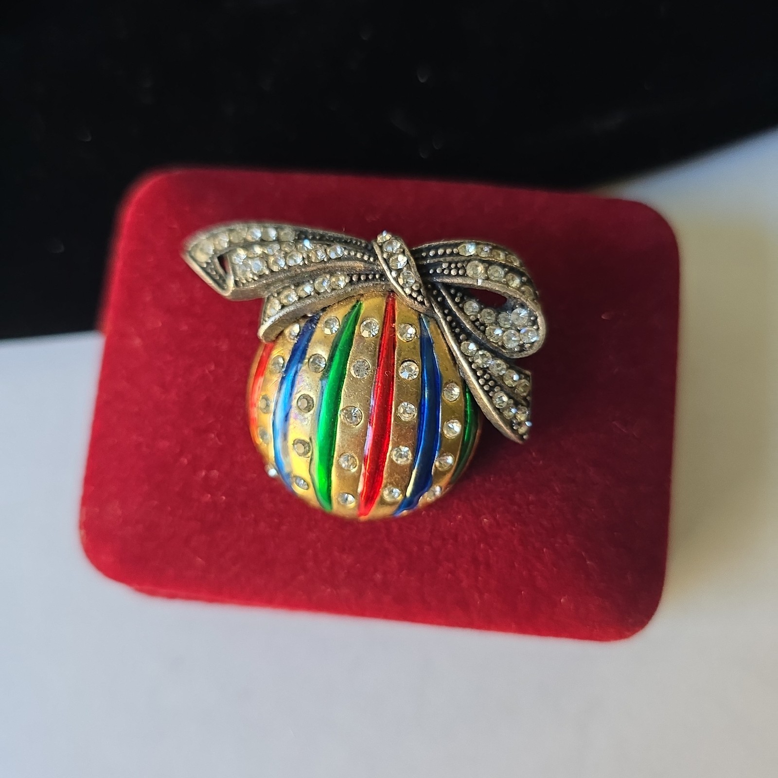 Vintage Gold Tone Glass Rhinestones Christmas Ornament Brooch Pin