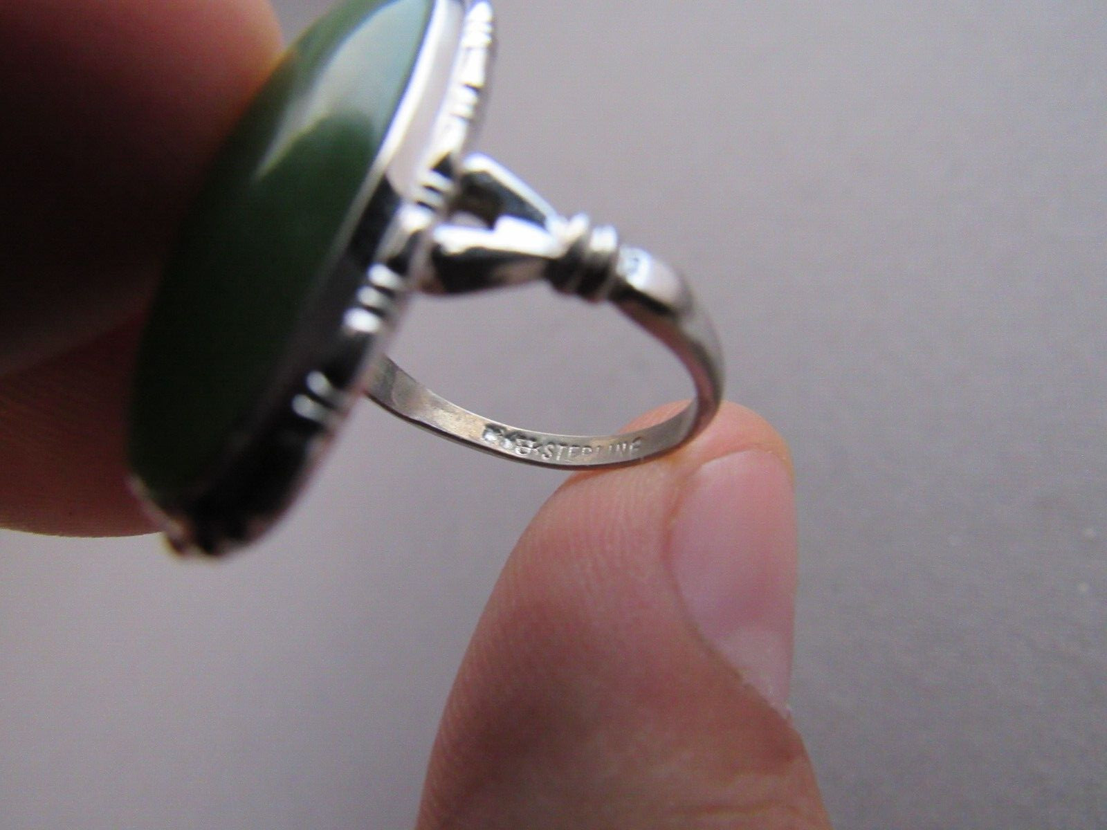 VINTAGE UNCAS STERLING ELONGATED OVAL GREEN NEPHRITE CABOCHON RING SIZE 5.5