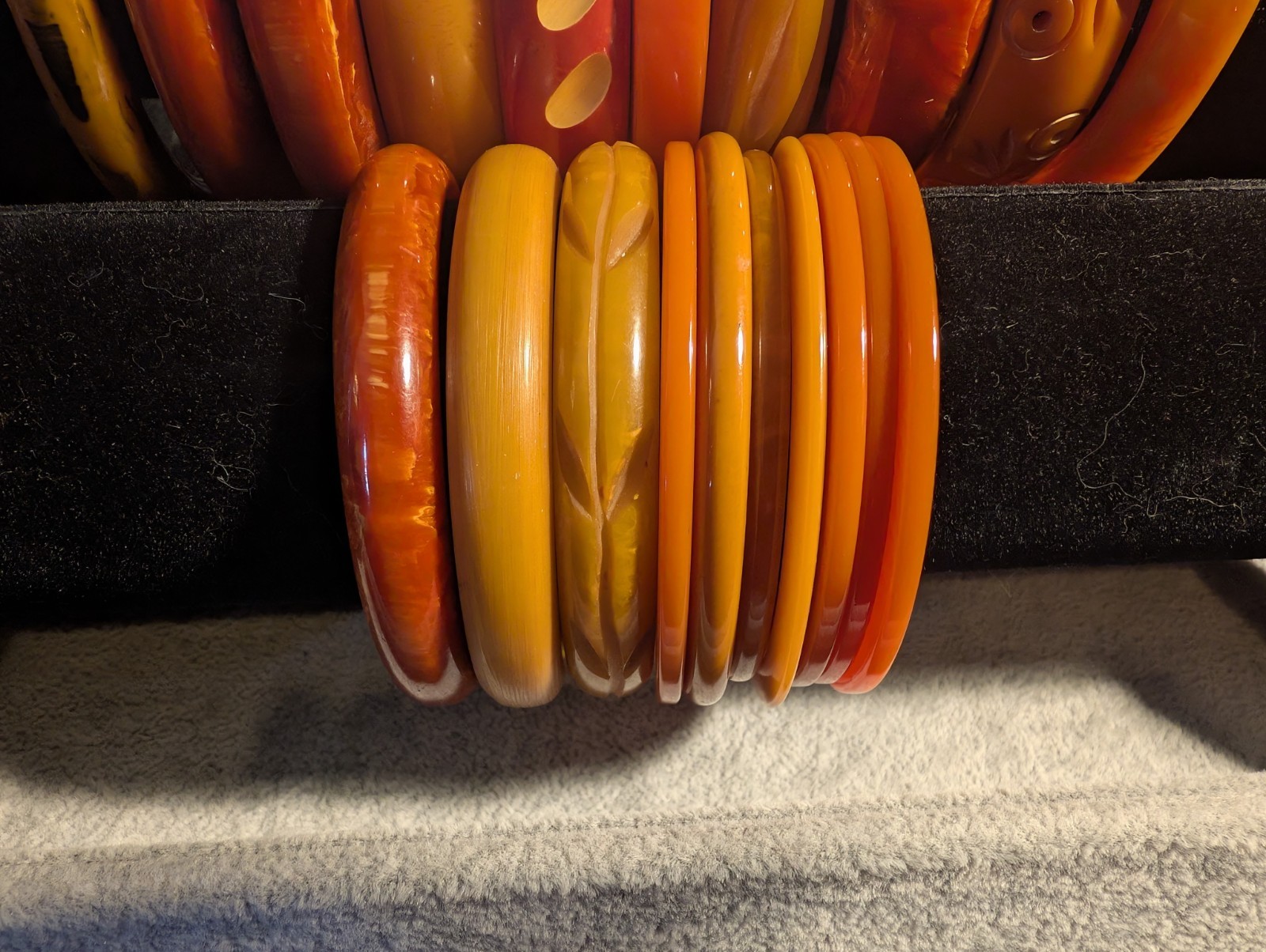 20 Vintage Bakelite Orange Bracelets! Carved – End Of The Day – Awesome Lot!