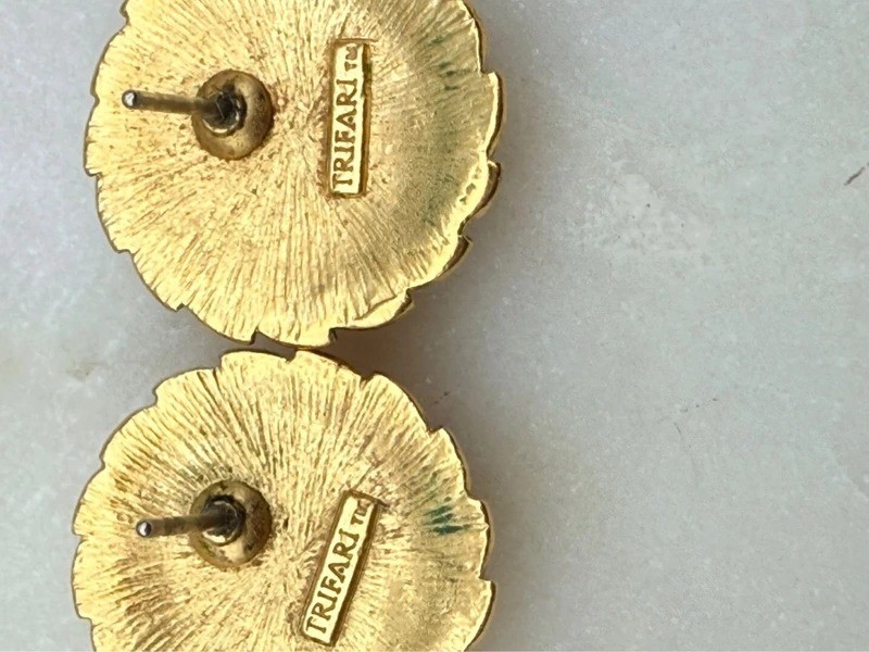 Vintage Trifari Stud Earrings Gold Tone Laurel Wreath Pink Cabochon Signed