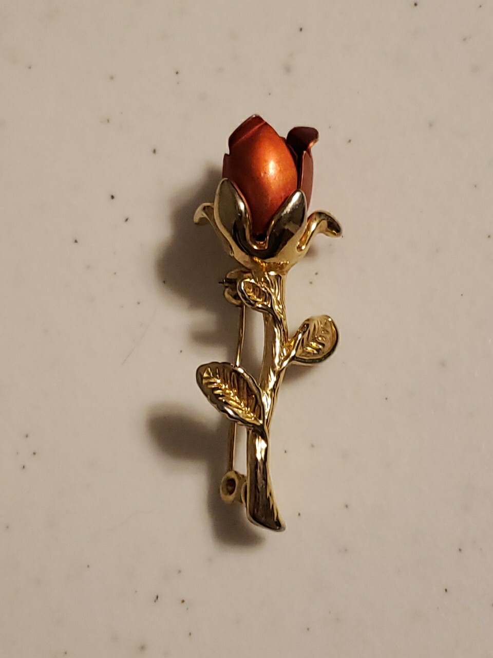 LOVELY PRELOVED GOLDTONE BROOCH FEATURING A CRIMSON METAL ROSE