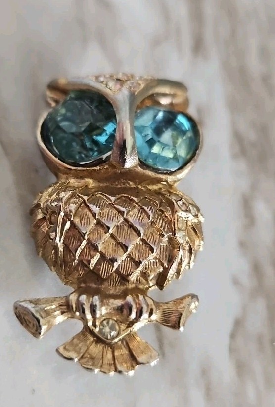 Vtg Estate Jewelry Goldtone OWL Pin Brooch Blue Eyes Clear Rhinestones