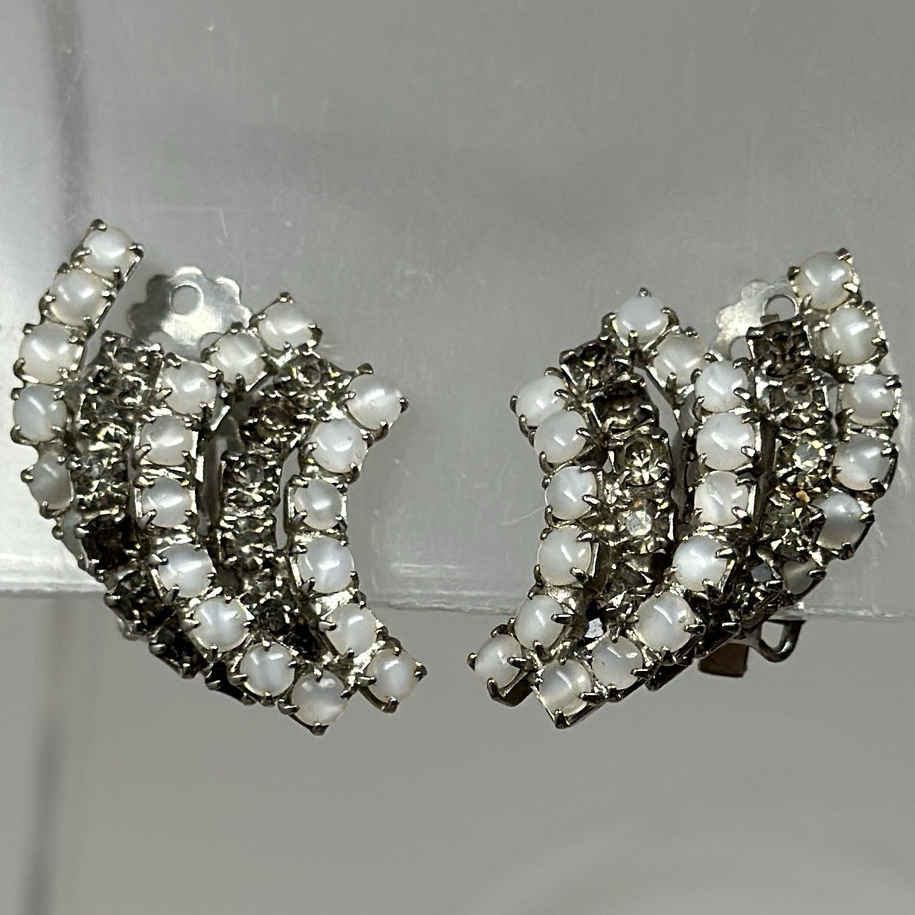Vtg Unmarked Kramer Gray Rhinestone Cat Eye Cabochon Brooch Clip On Earrings Set