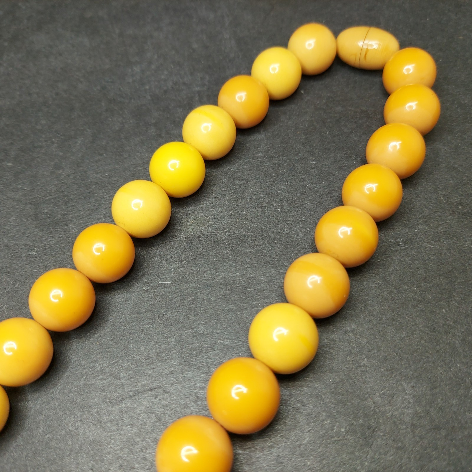 Vintage Butterscotch Egg Yolk Bakelite Round Beaded Necklace 15-1/2” 47g Tested