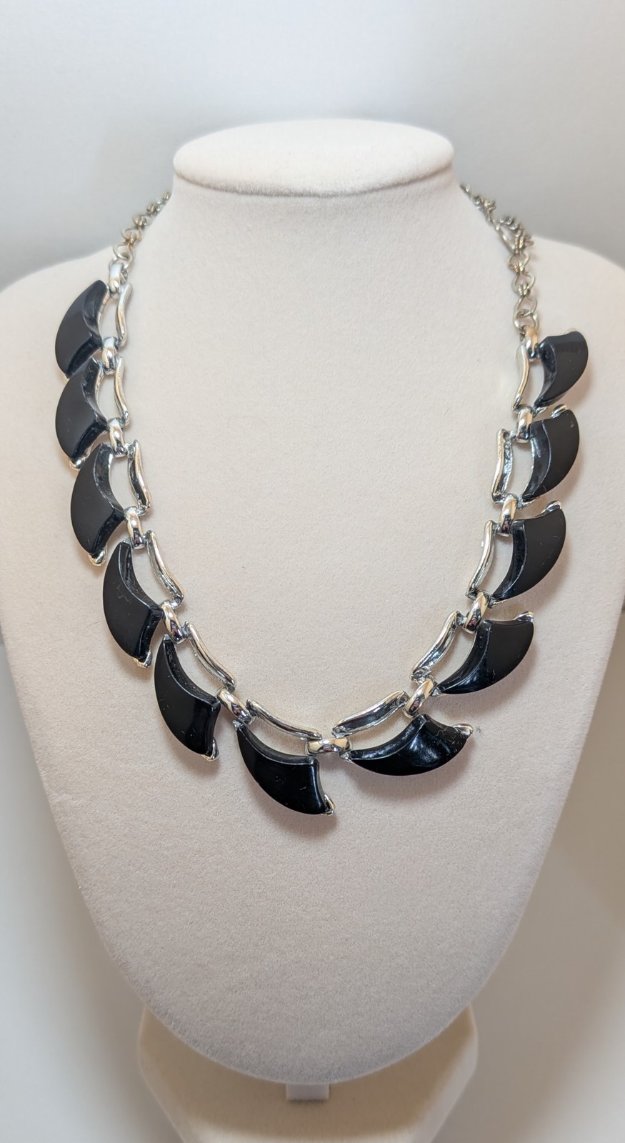 Vintage Silver & Black Lucite Necklace 16″