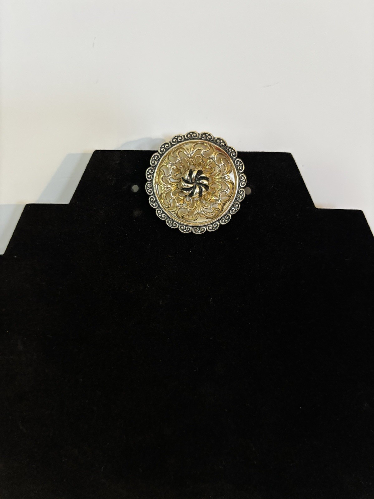 Round Gold & Silver Tone Floral Brooch Pin for Unisex Adults, Jewelry Accessory