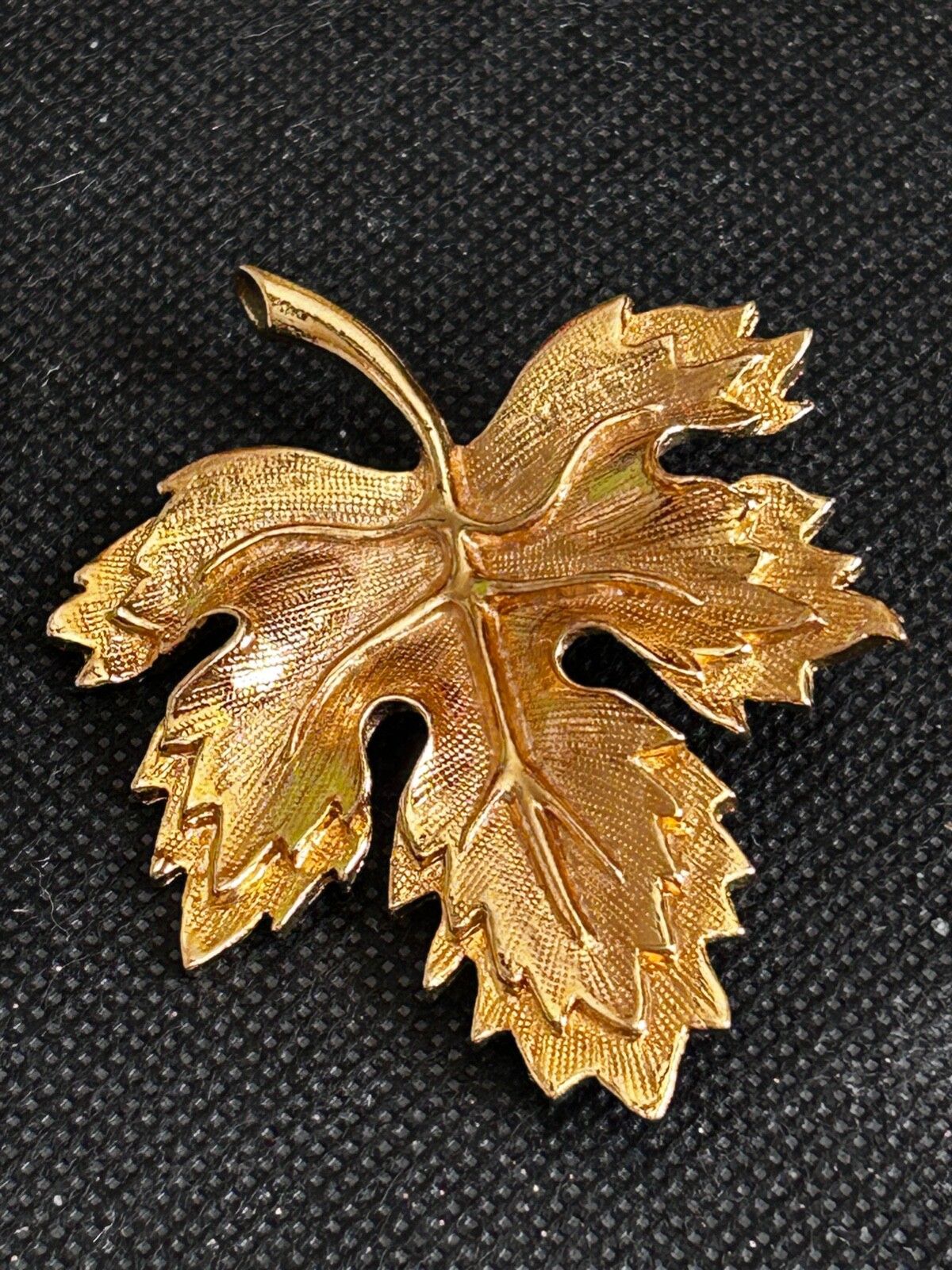 Vintage Unsigned Gold Tone Maple Leaf Pin Brooch – Beautiful! – No Metal Wear