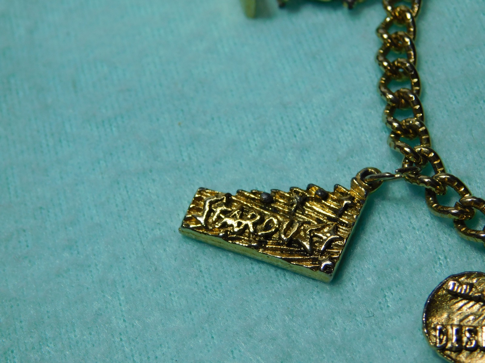 Vintage 7 1/4″ Las Vegas Casinos Charm Bracelet in Very Good Condition