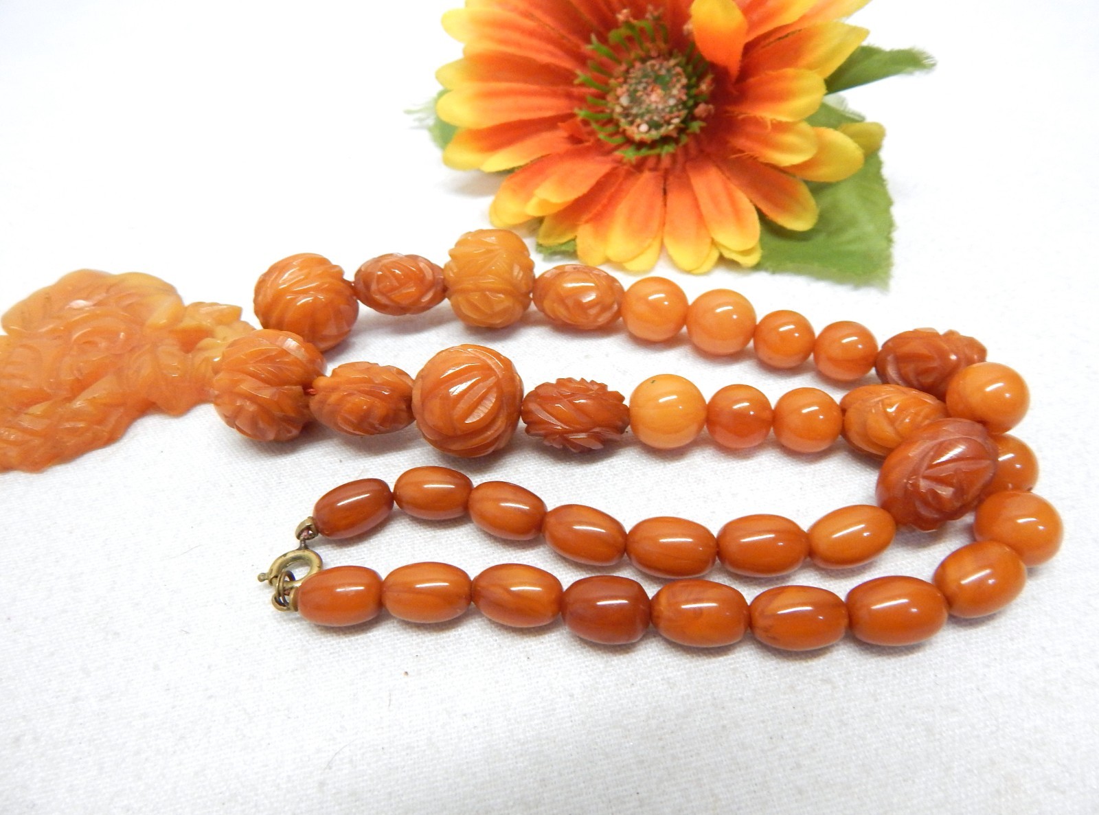 VINTAGE CARVED BUTTERSCOTCH BAKELITE BEAD ROSE FLOWER PENDANT NECKLACE 18″