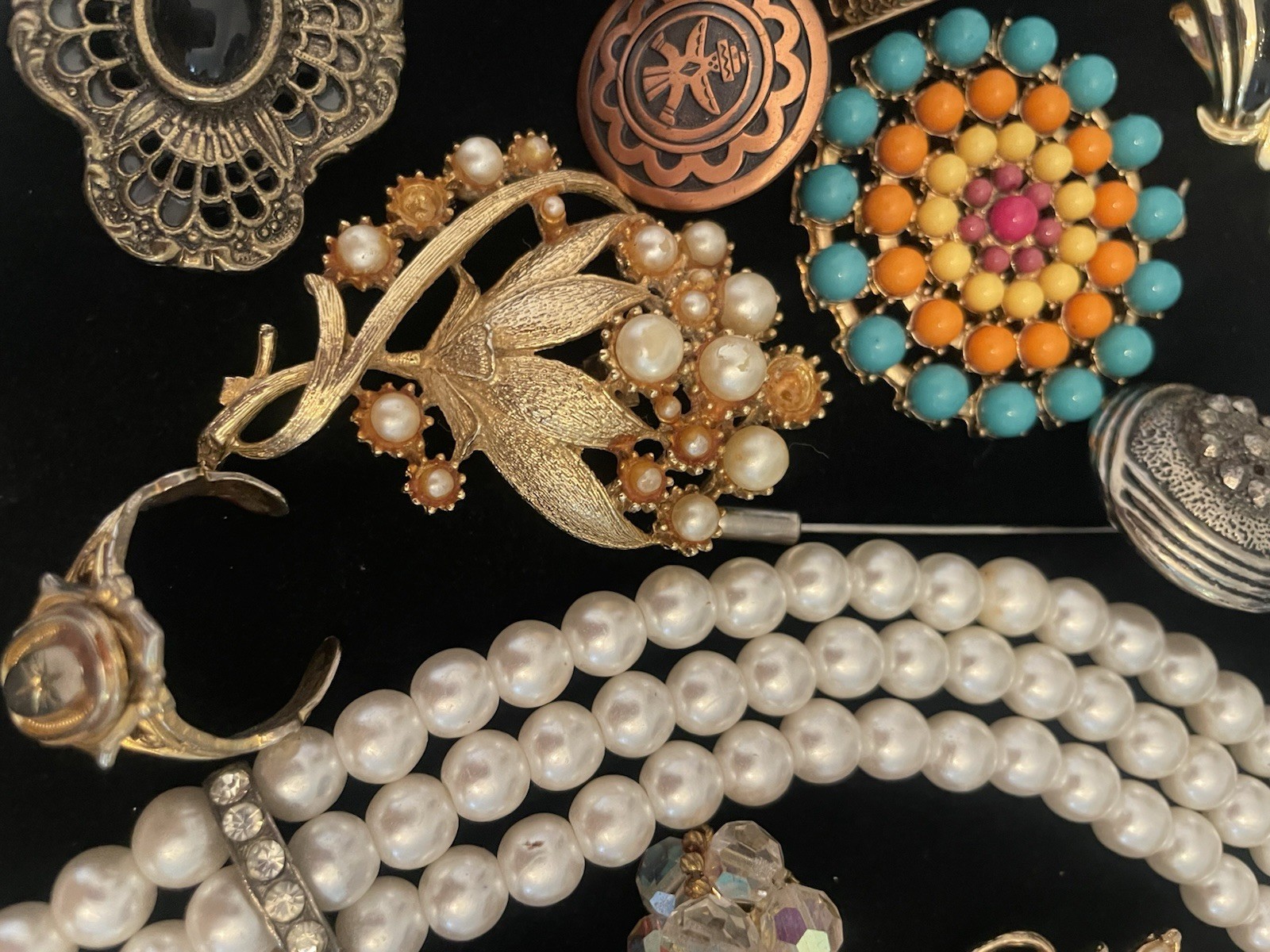 VINTAGE Junk Jewelry Lot FOR CEAFTS Some Signed Pieces Broken Singles Age Wear