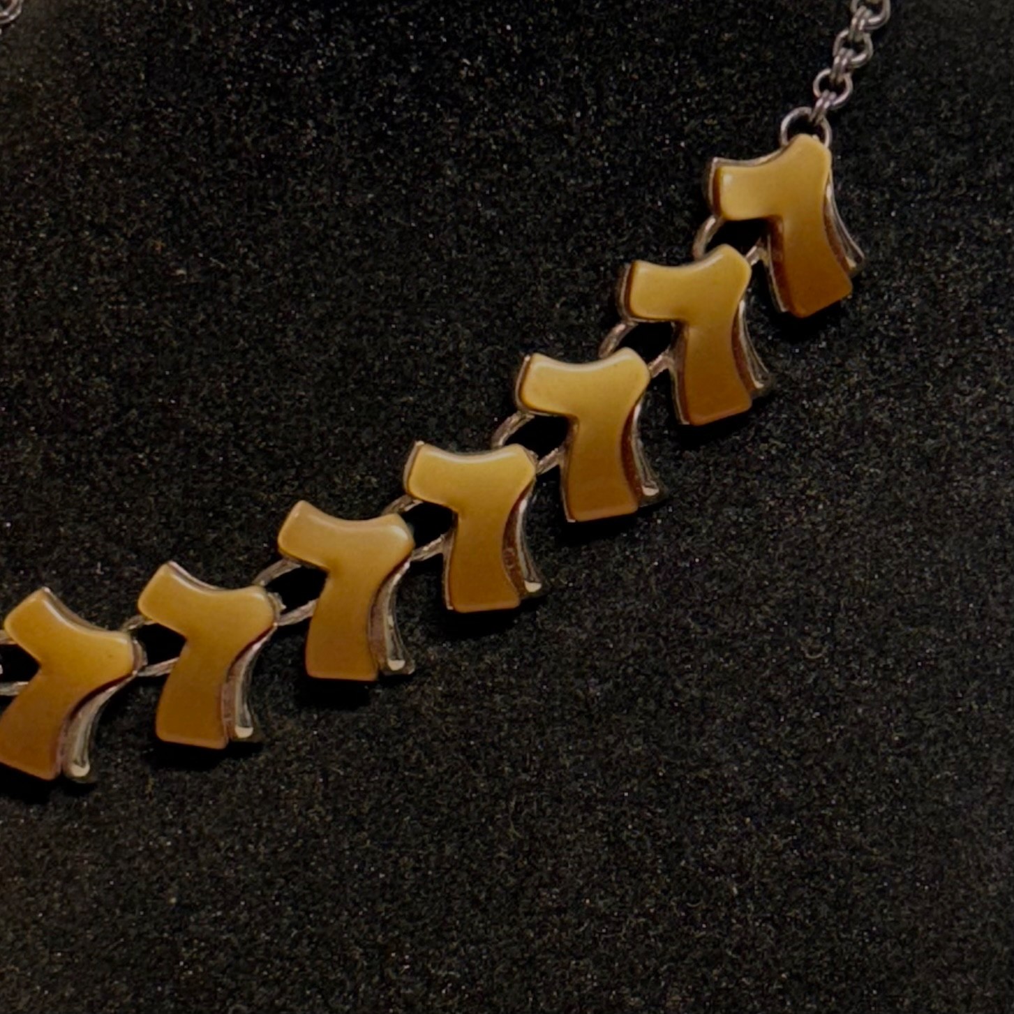 NECKLACE vintage thermoset lucky 7s golden brown silvertone metal hook unsigned