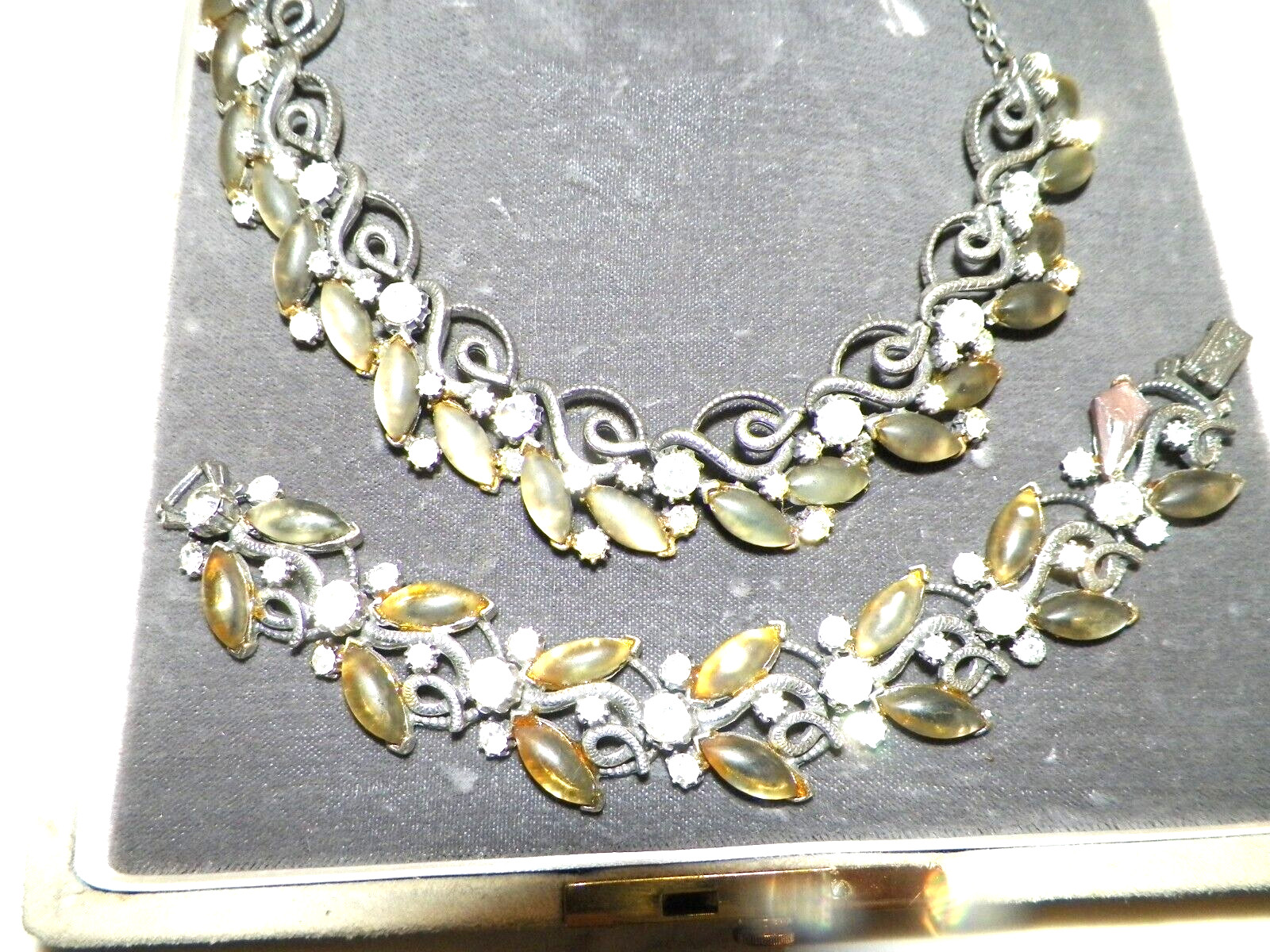 VINTAGE FLORENZA THREE PIECE NECKLACE, BRACELET & CLIP ON EARRINGS