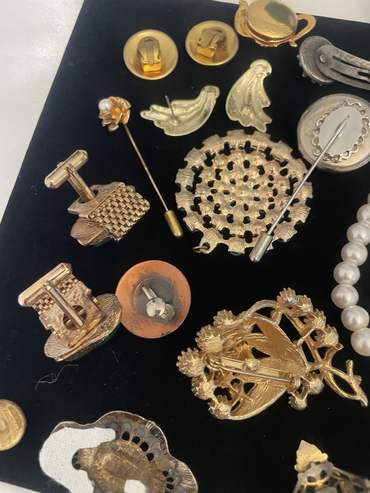 VINTAGE Junk Jewelry Lot FOR CEAFTS Some Signed Pieces Broken Singles Age Wear