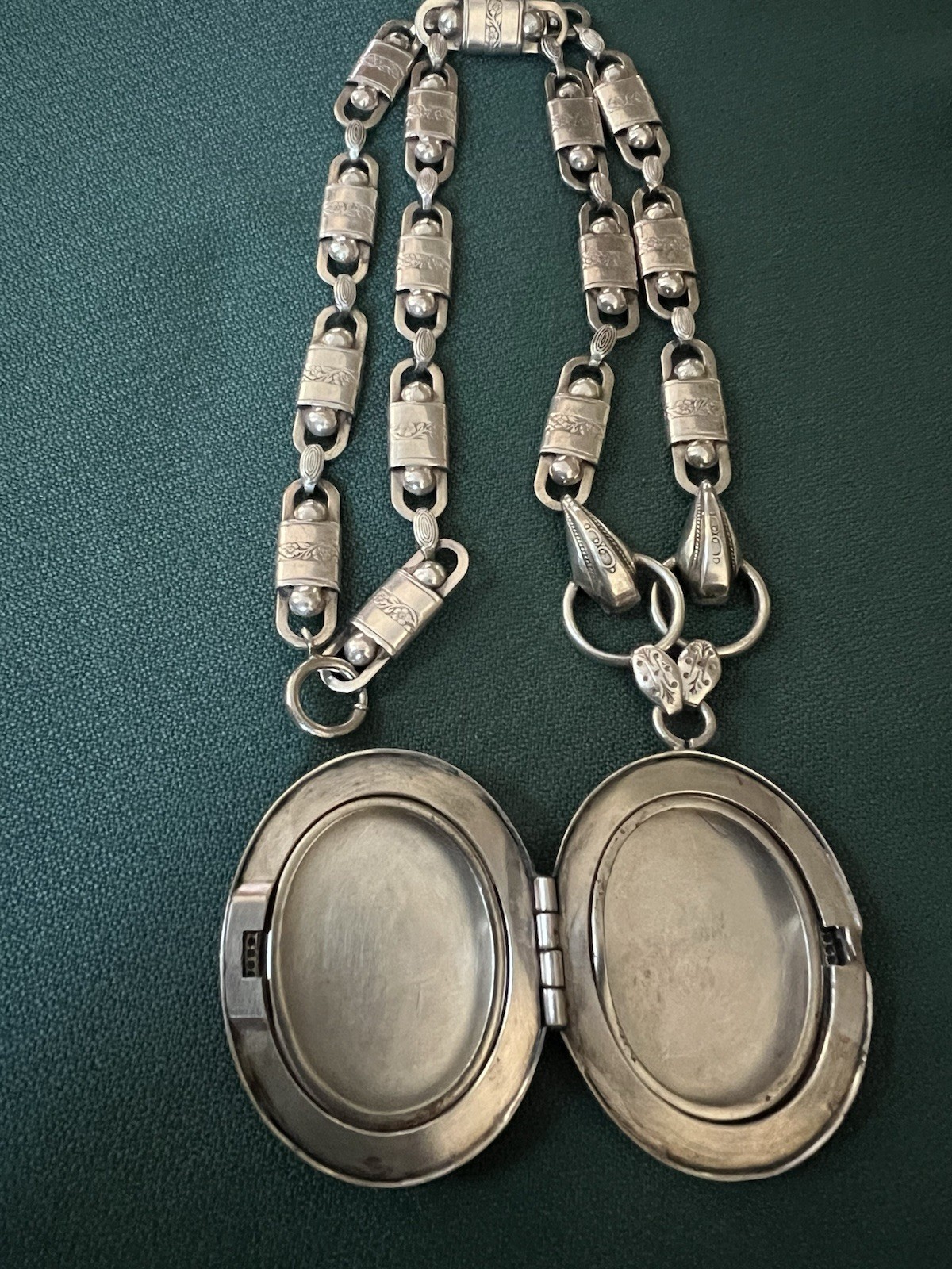 VICTORIAN REVIVAL GORGEOUS ENAMEL LOCKET SILVER TONE FANCY CUT ETCHED LINKS