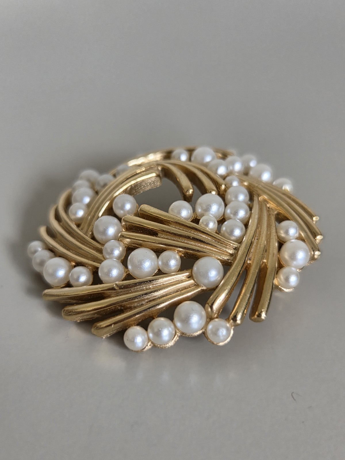 Vintage Crown Trifari Gold Tone Faux Pearl Woven Basket Weave Wreath Brooch READ