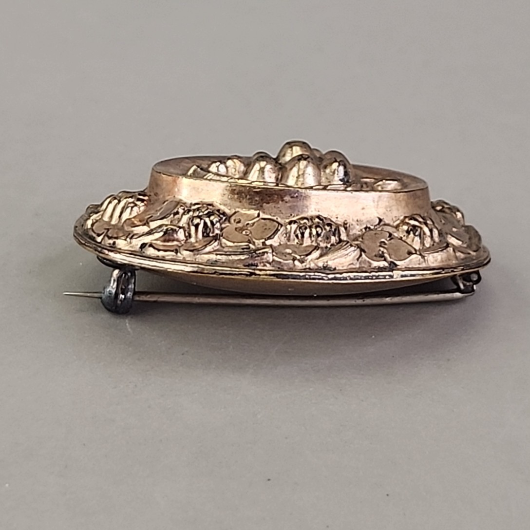 Antique Puffy Brooch Grape Leaf Oval Gold Filled Early 1900s 1 5/8″