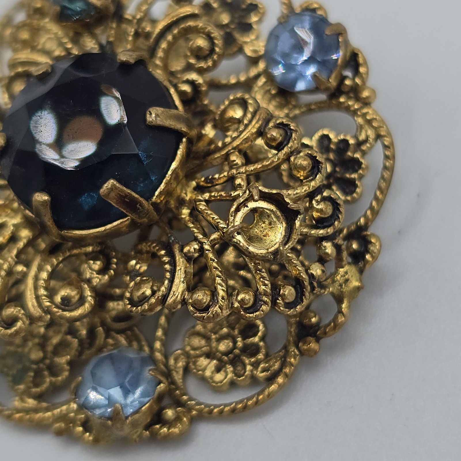 VTG Blue Glass Rhinestone Brooch Czechoslovakia Filigree Gold Tone 1-7/16″ READ