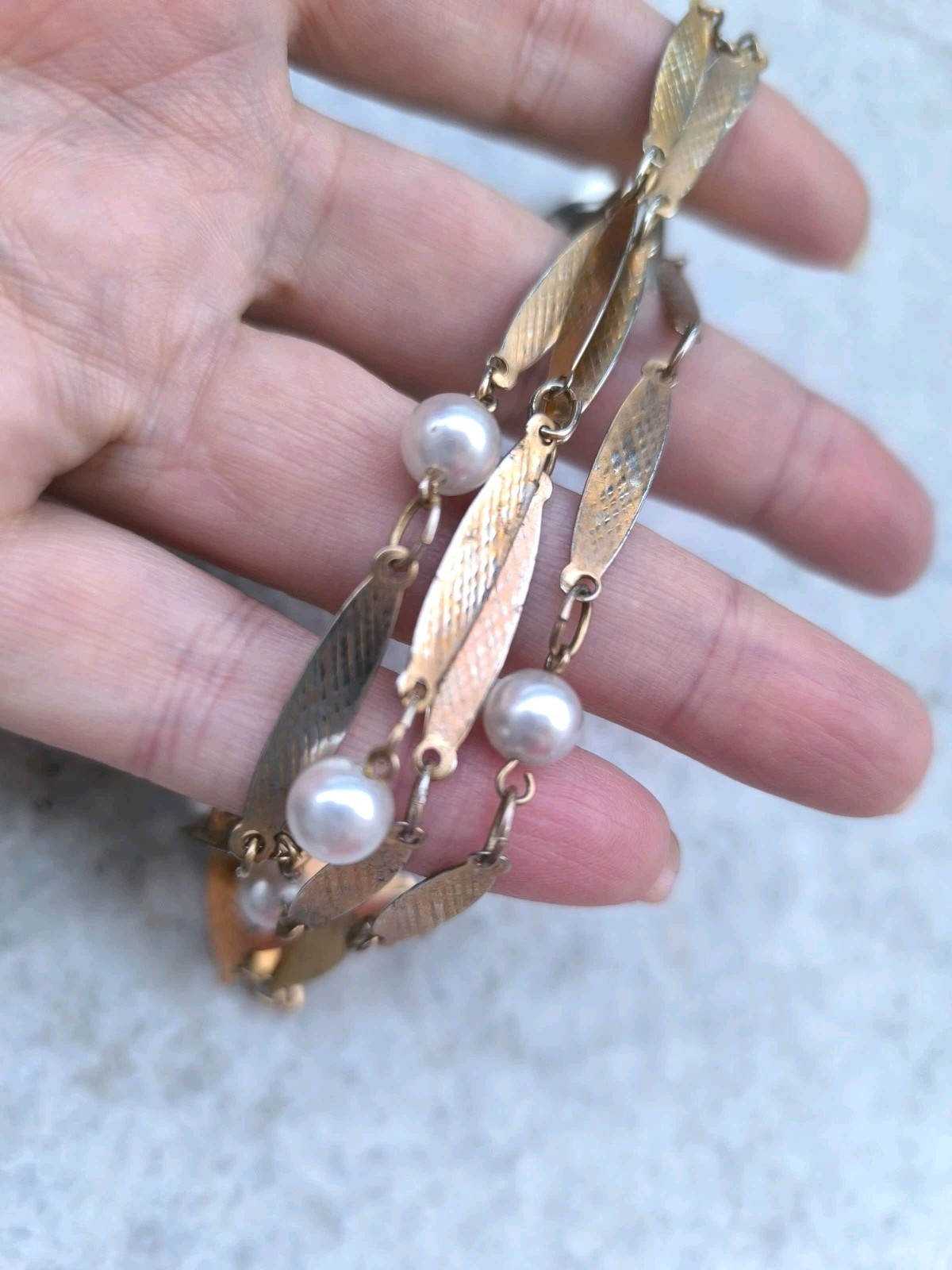 Lovely vintage metal necklace with glass pearls