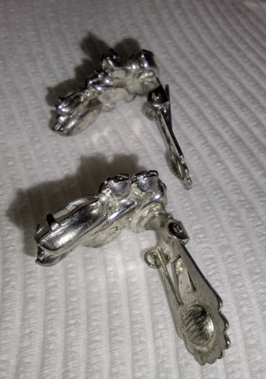 Vintage Weiss Clear Cluster Rhinestone Clip On Earrings Silver tone.