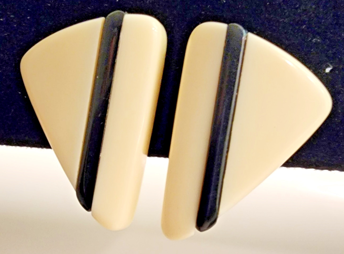 Vintage Black & Ivory Triangle Lucite ? Clip On 1 1/4″ Earrings – Jewelry