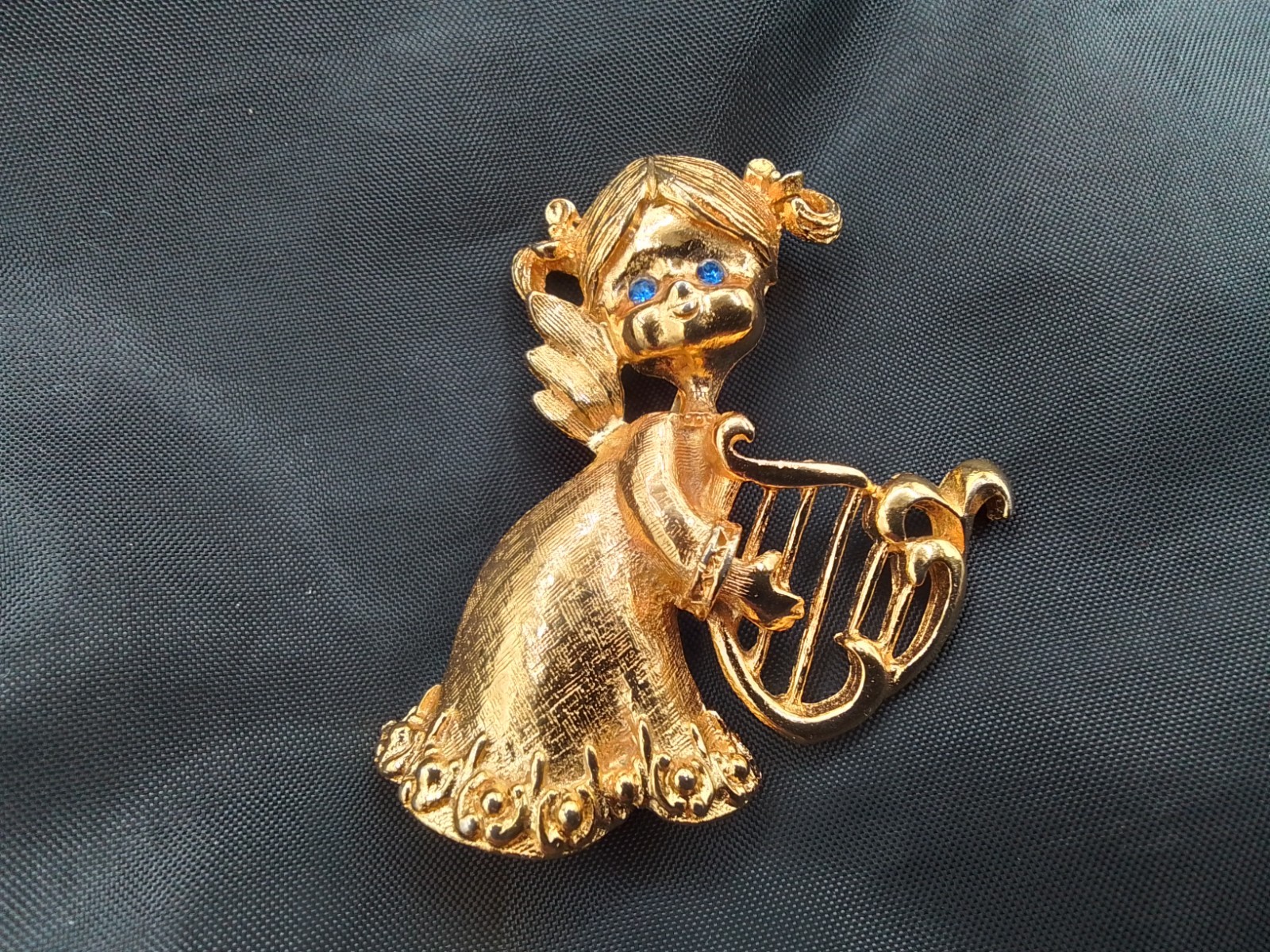 GERRY’S DESIGNER SIGNED BLUE CRYSTAL EYES ANGEL MYSTICAL CREATURE HARP PLAYER