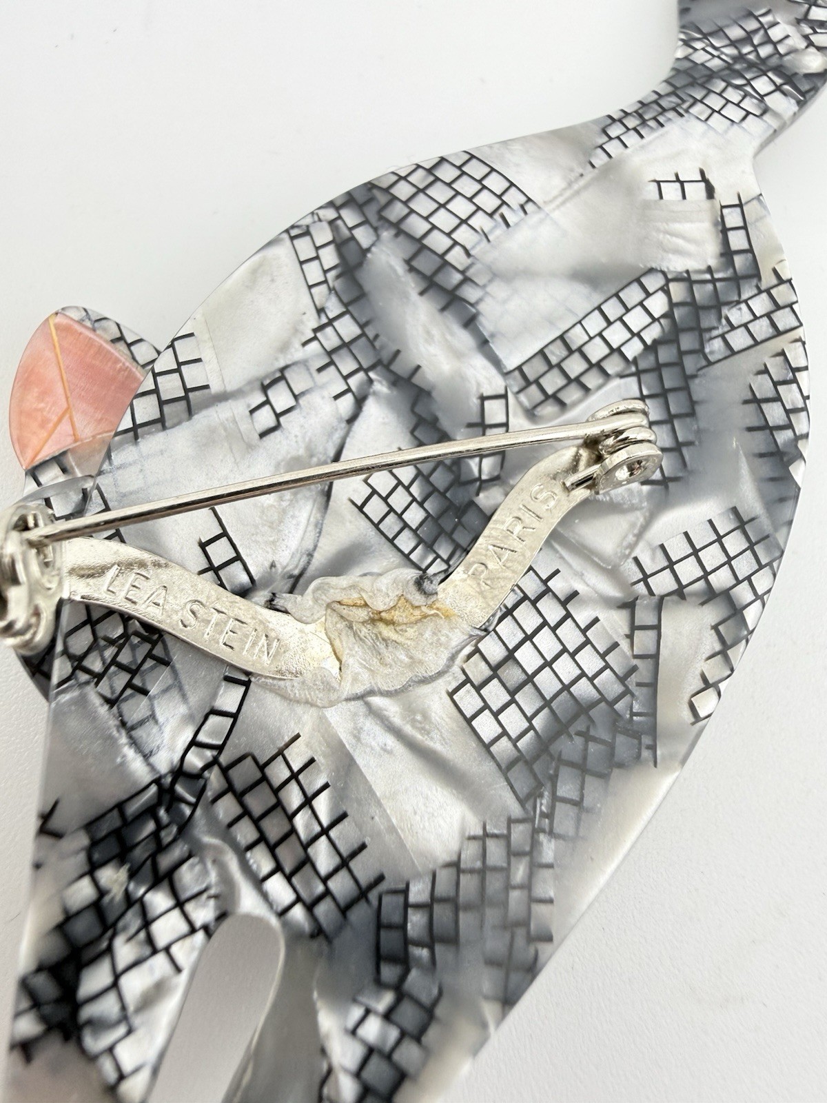 LEA STEIN PARIS RARE GREY QUARRELSOME BACCUS THE CAT ACETATE BROOCH K802C