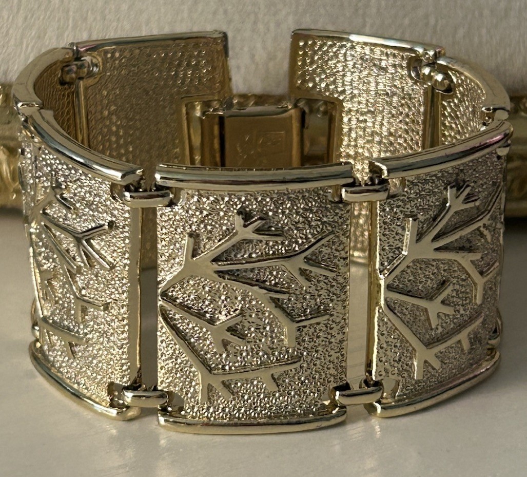 Vintage Coro Pegasus Gold Tone Modernist Panel Bracelet Leaf Textured Wide 6.75”