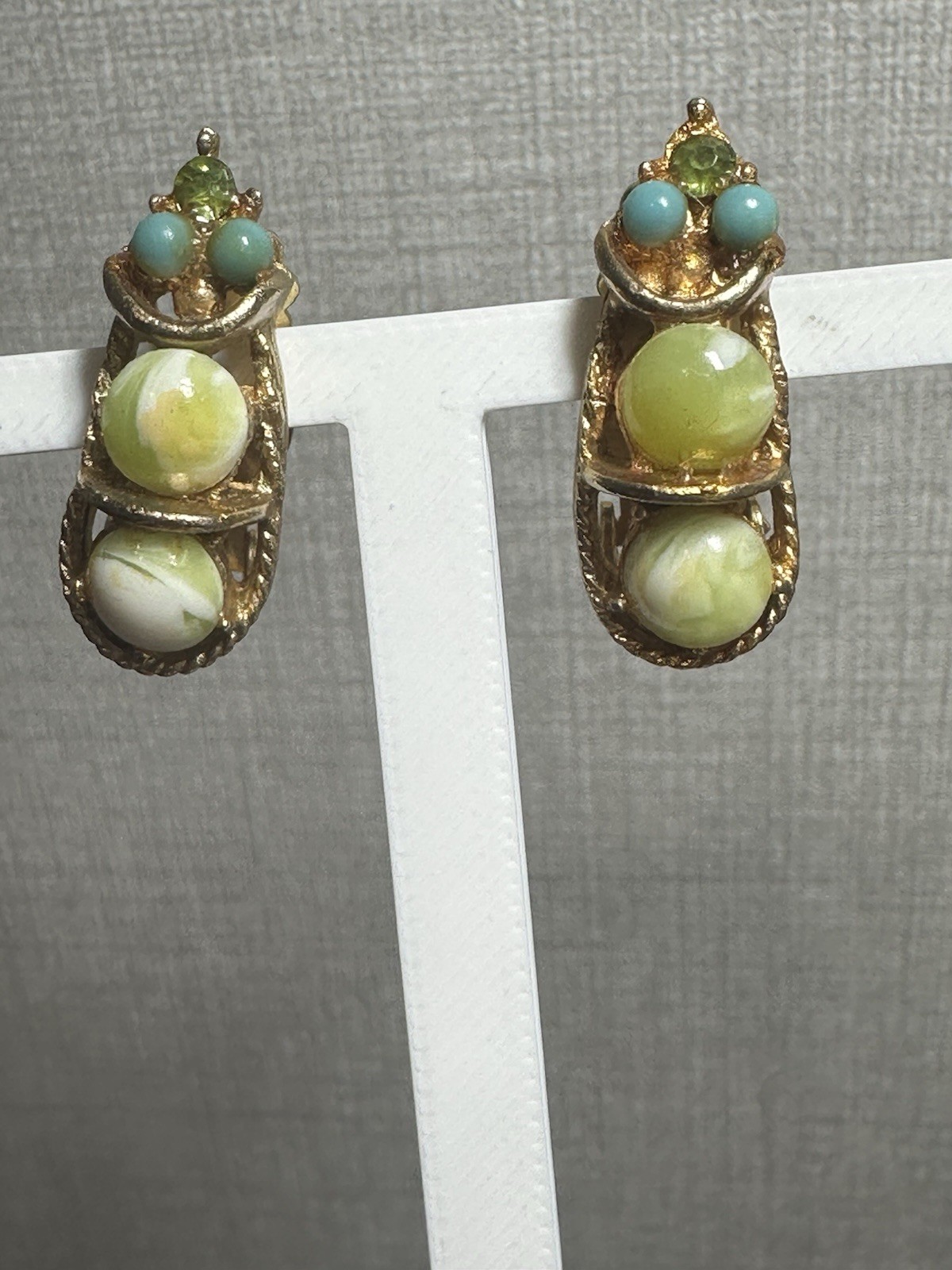 VTG Mid Century Cluster Clip On Earrings Faux Jade Turquoise Green Gold Unique