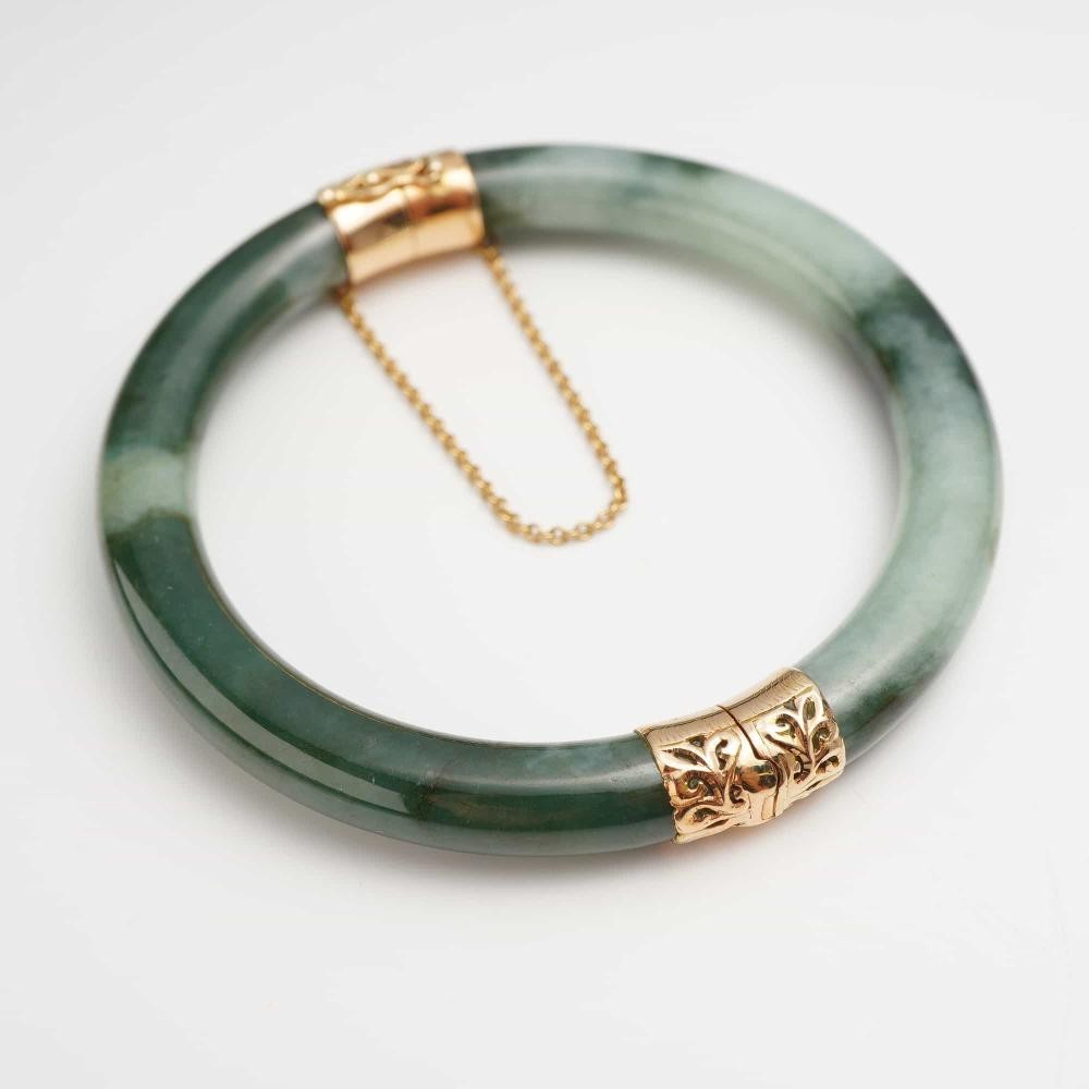SUPERB MING’S HAWAII HINGED, 14K YELOW GOLD & JADEITE SIGNED BANGLE BRACELET