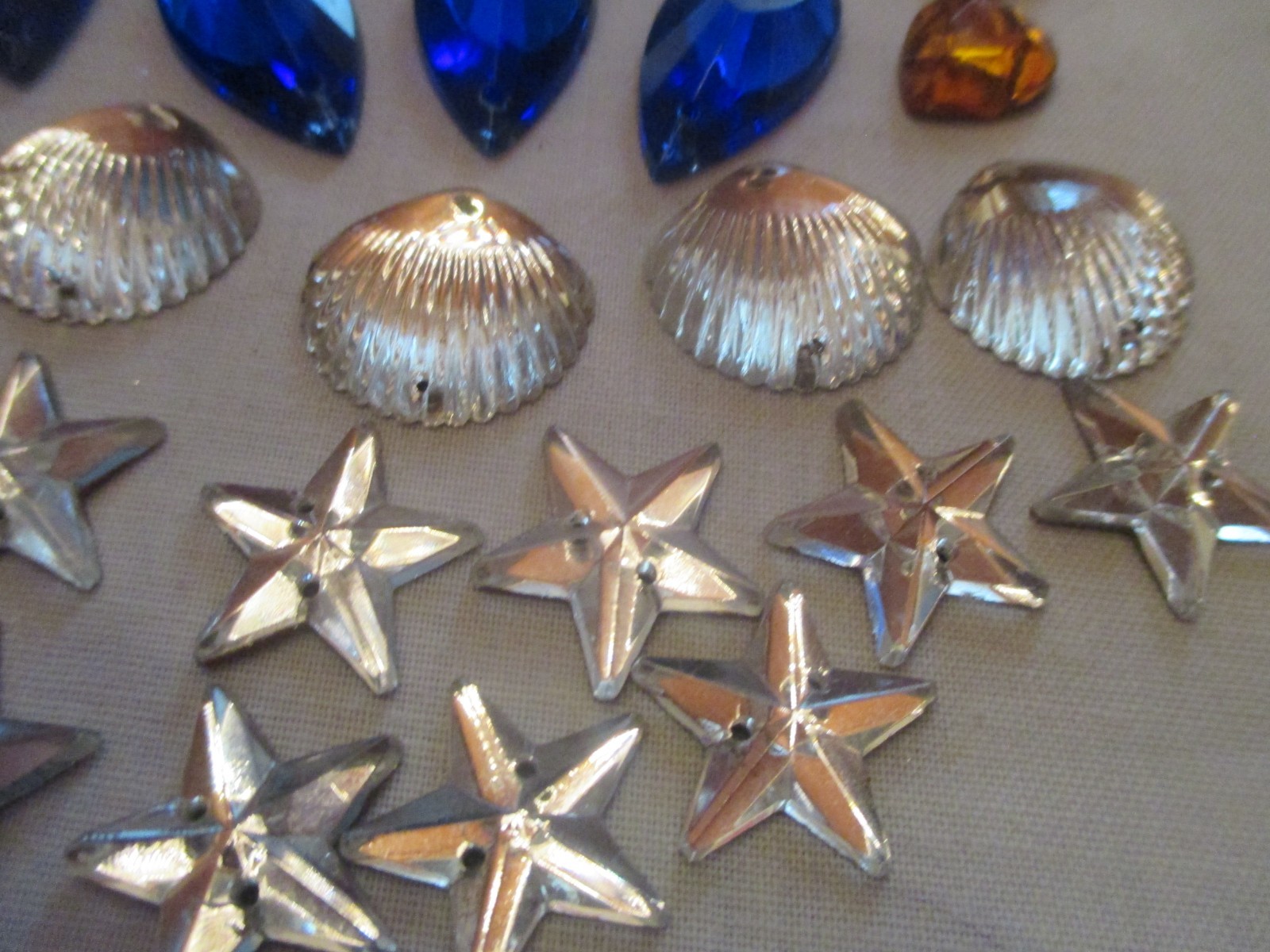 VINTAGE SEW ON LOT CRYSTAL SHELLS CRYSTAL STARS & ASSORTED SEW ONS