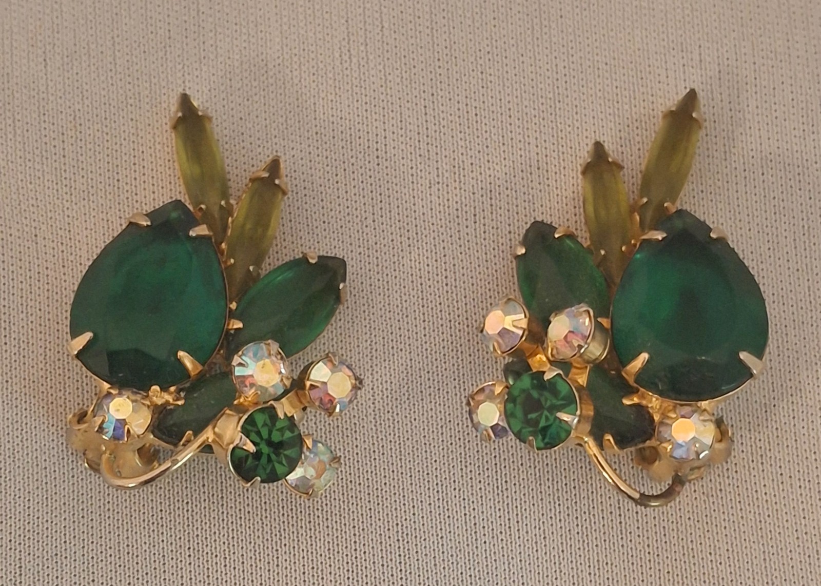 Vintage Mid Century Emerald Green Rhinstone Clip On Earrings Floral Cluster D&E