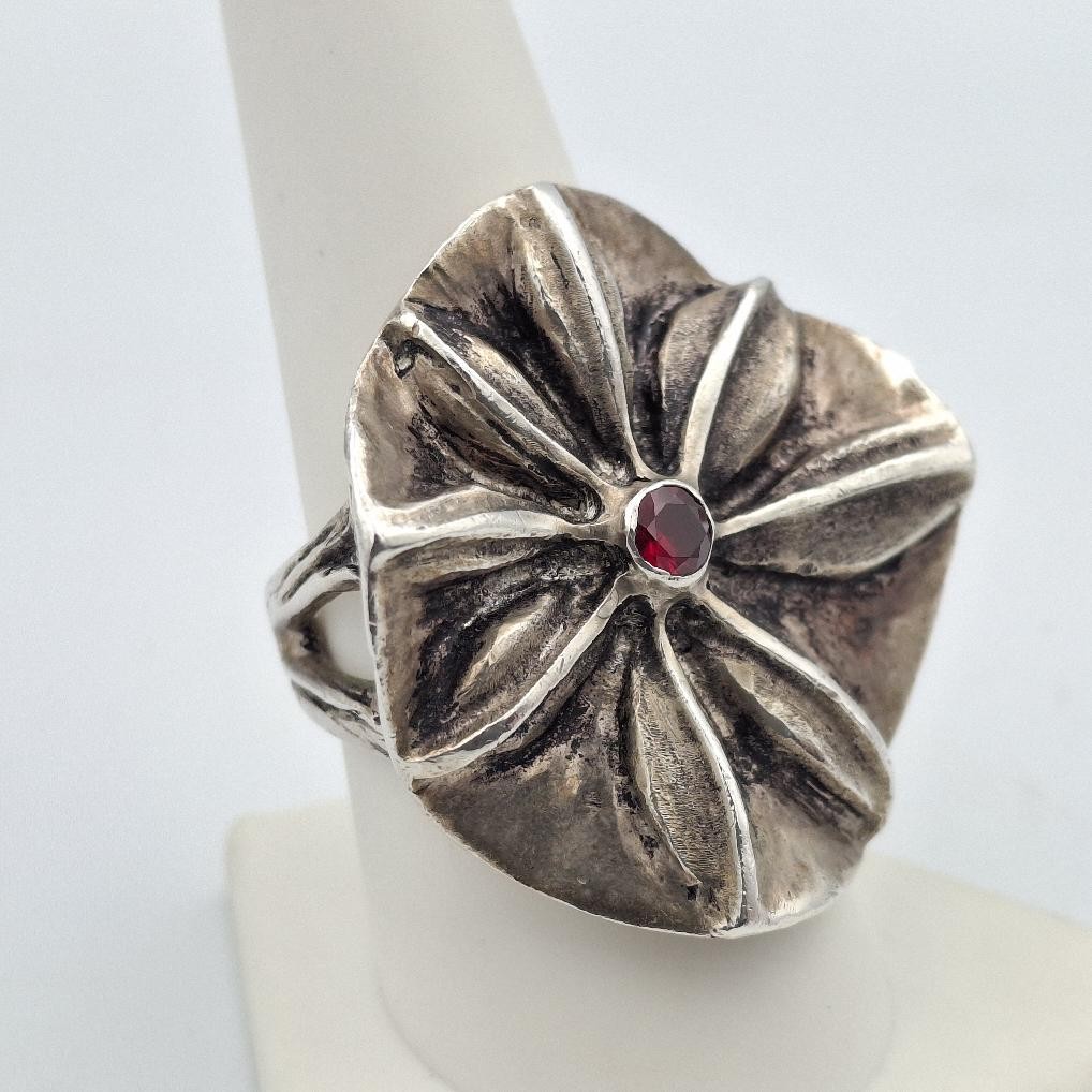 Vintage 925 Sterling Silver Round Red Topaz Flower Seed Pod Statement Ring sz 8