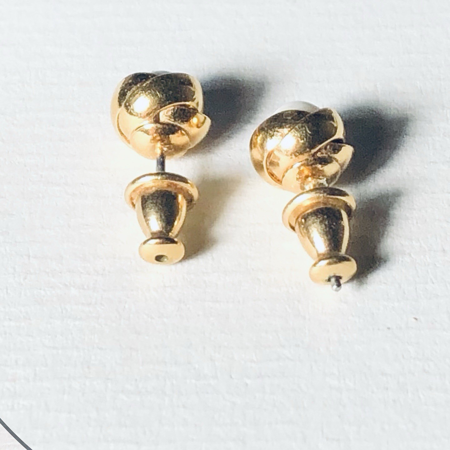 VTG POST EARRINGS SIGNED MONET SMALL WHITE CAB CENTERED IN GOLD TONE PETALS
