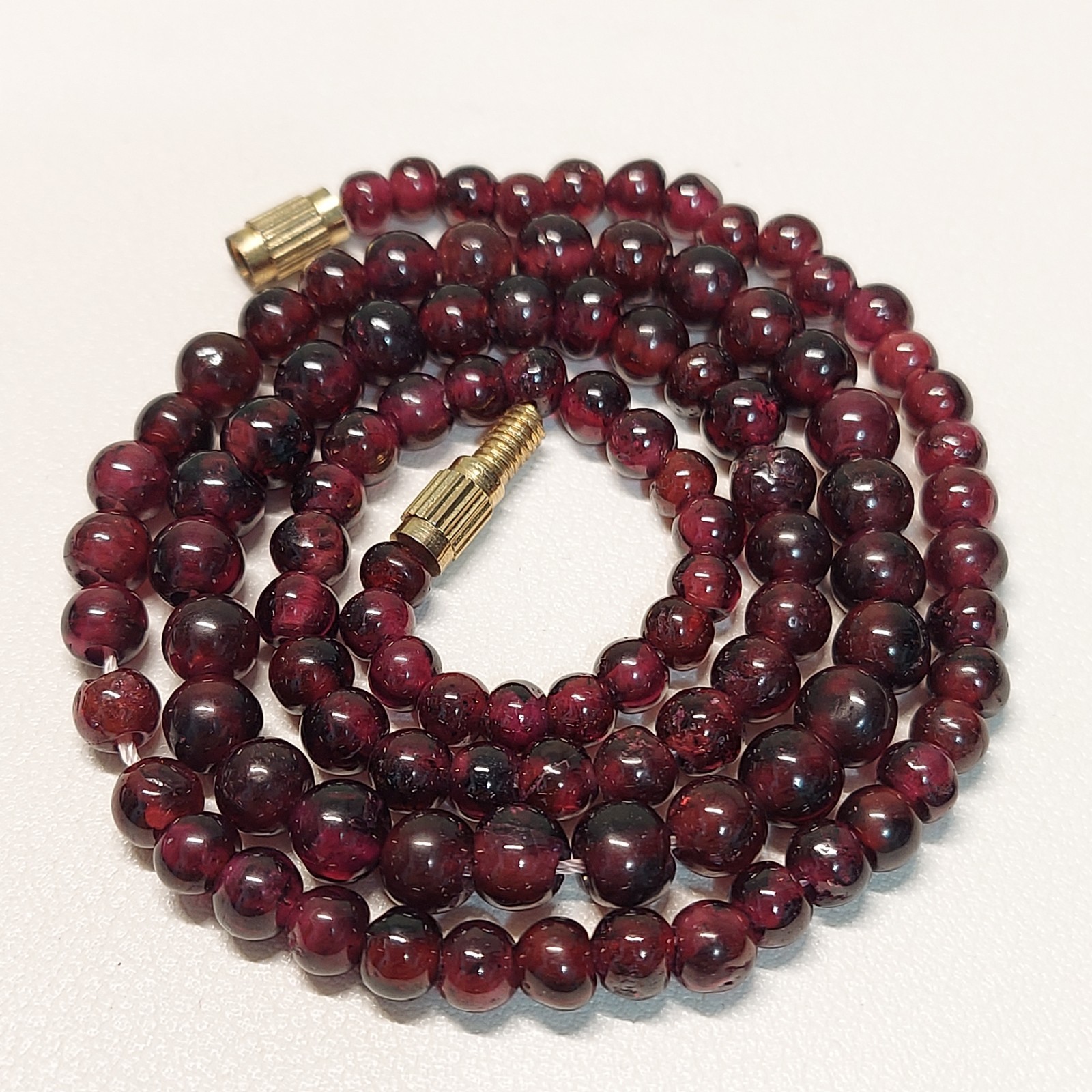 VTG Natural Garnet Graduated Hand Cut Bead Necklace 18.1″ Gold Tone Clasp 25.15g