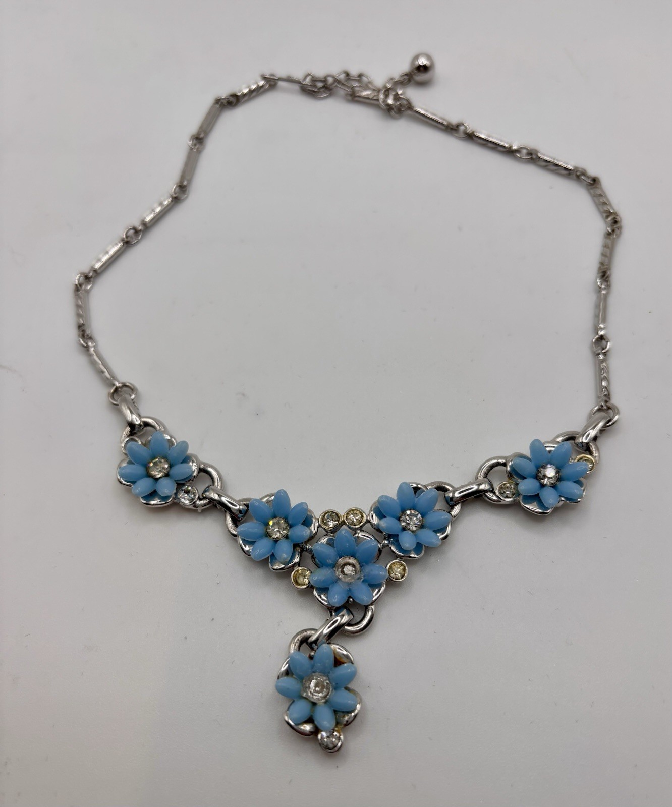 Vintage 1959 rhodium-plated necklace / blue thermoset flower and rhinestones