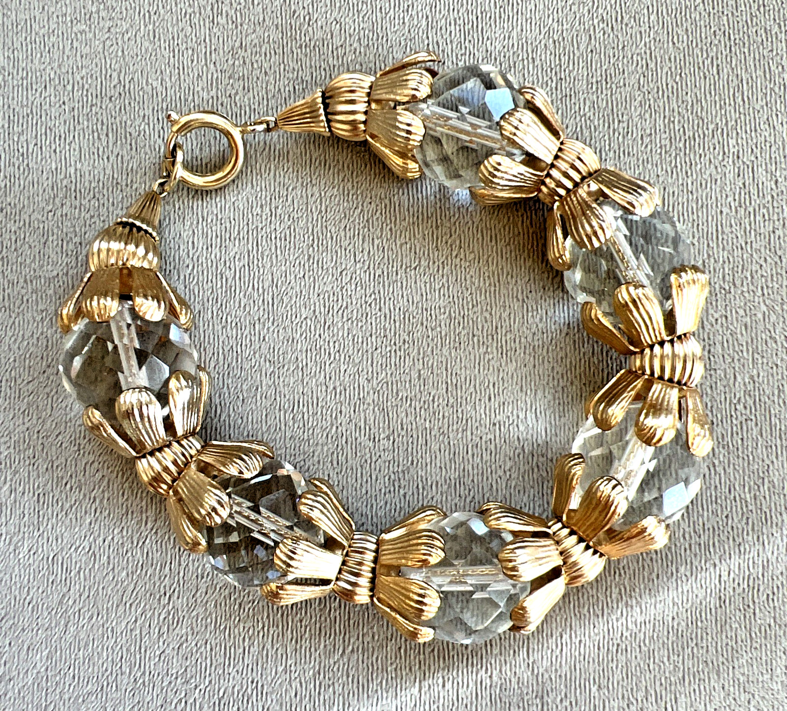 VINTAGE SARAH COVENTRY GOLDEN ICE CLEAR CRYSTAL GOLDTONE BEAD BRACELET 9″ X 3/4″