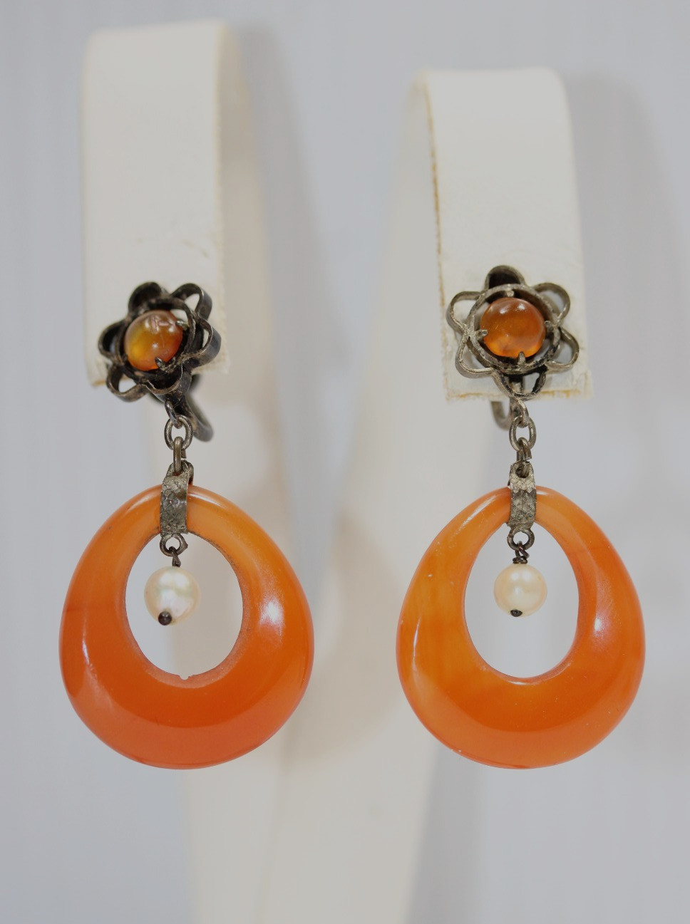 vintage carnelian oval circle dangle center pearl screwback earrings #0101