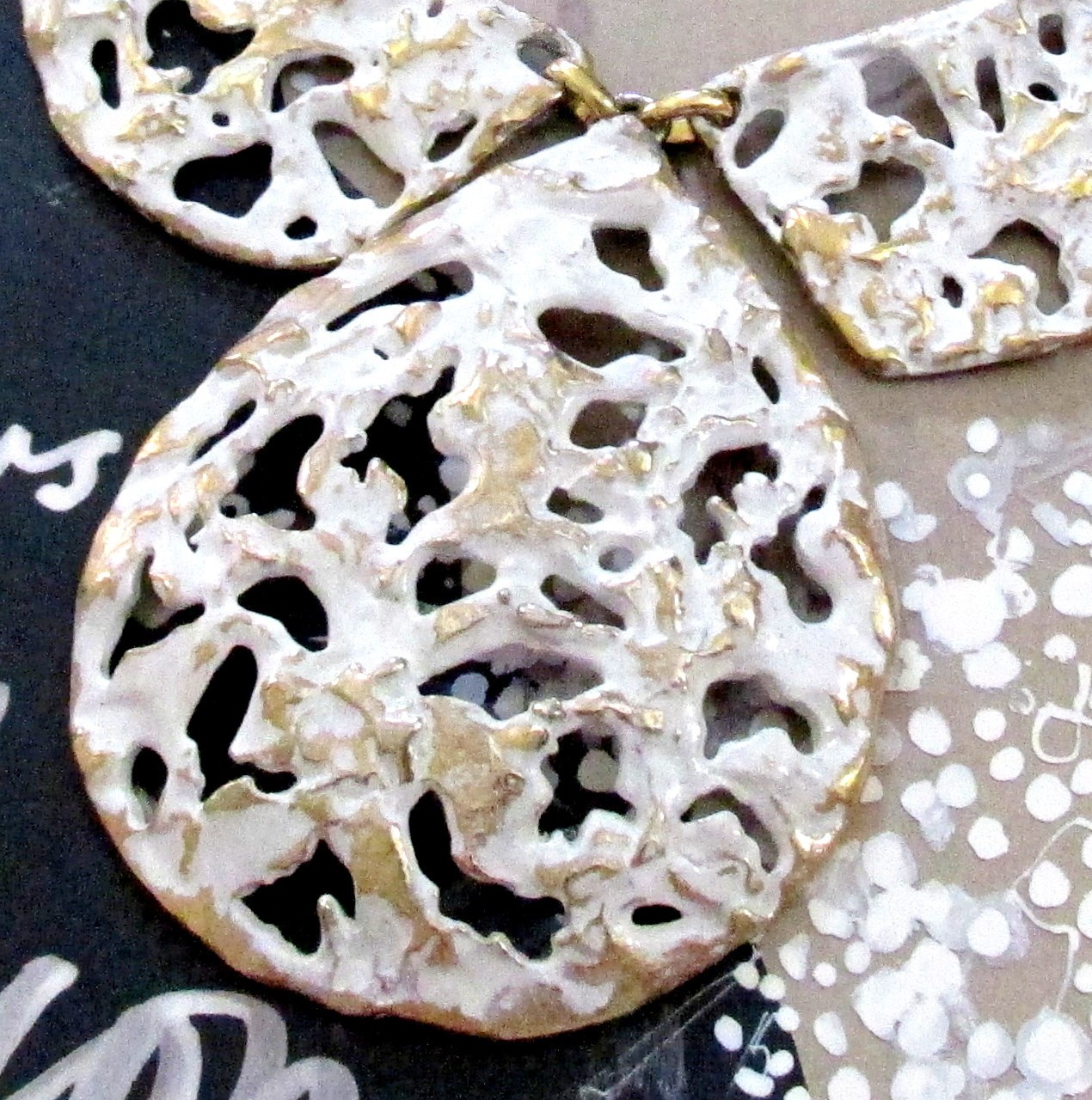 VTG RUNWAY RARE NAPIER BERTOLLI WHITE BRUTALIST “MOLTEN LAVA” BIB NECKLACE EXC