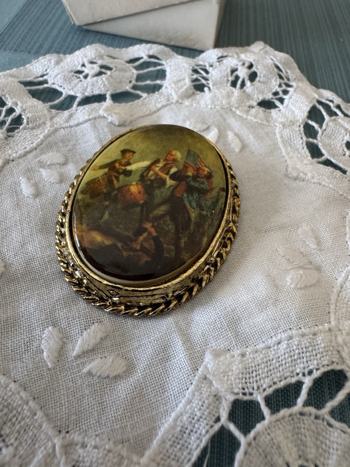 Vintage Gold Tone Patriotic Oval Brooch Pin 2 in Fashion Unisex Adults